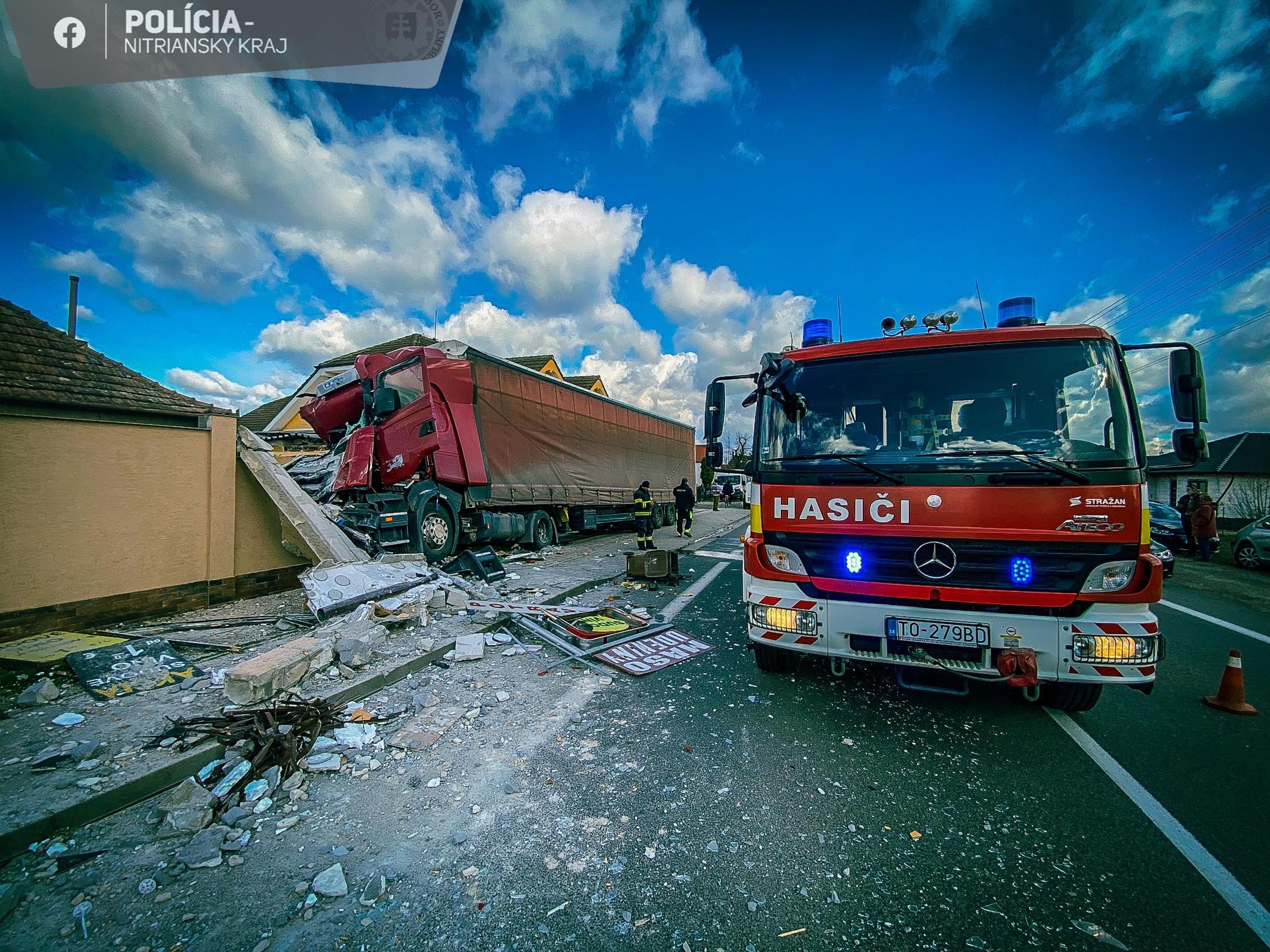 Nákladiak pri Nitre len o centimetre minul ľudí čakajúcich na zastávke