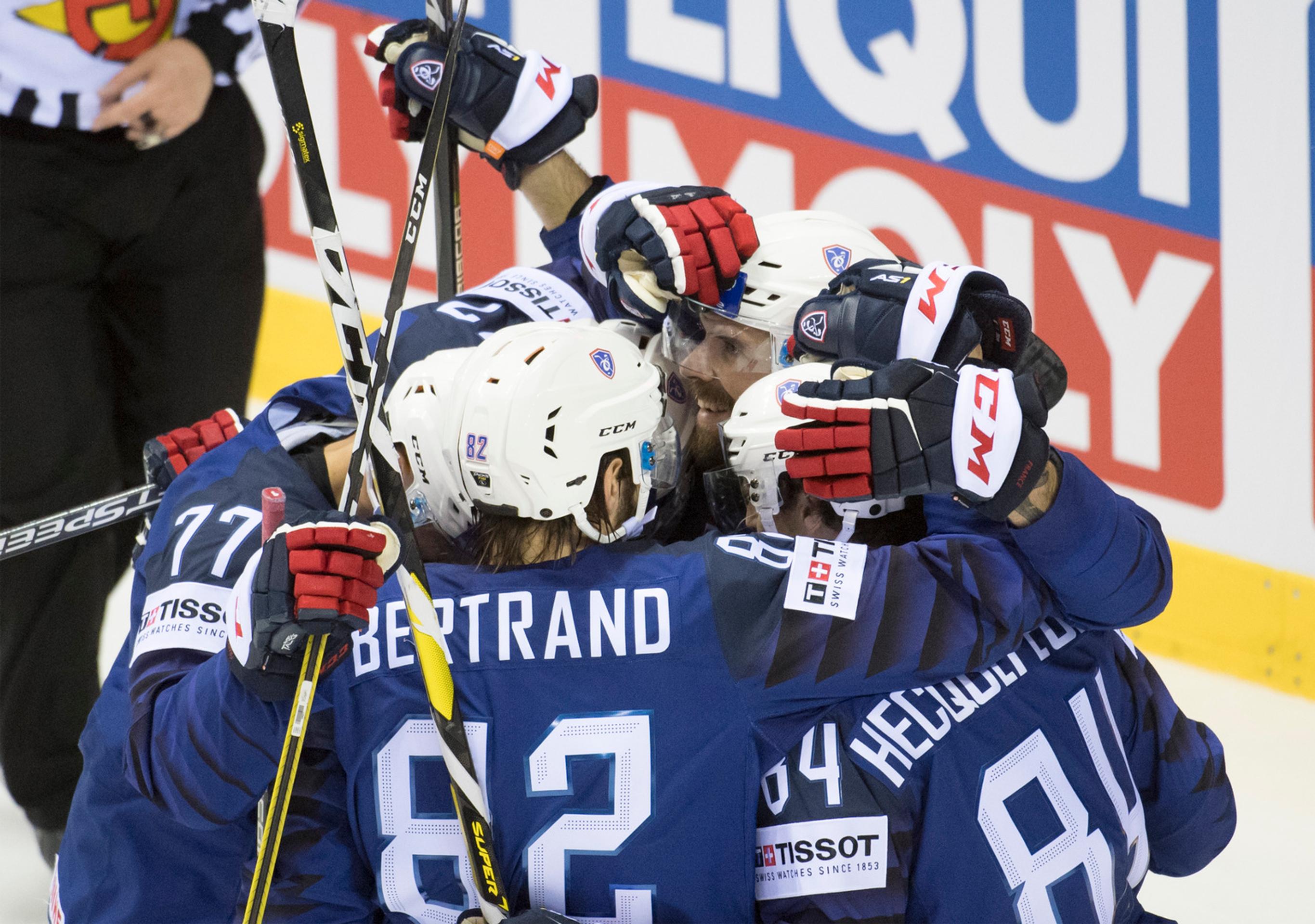 Zľava strelec gólu Michal Čajkovský, Martin Marinčin a Mário Lunter sa tešia z gólu proti Francúzsku na MS 2019.