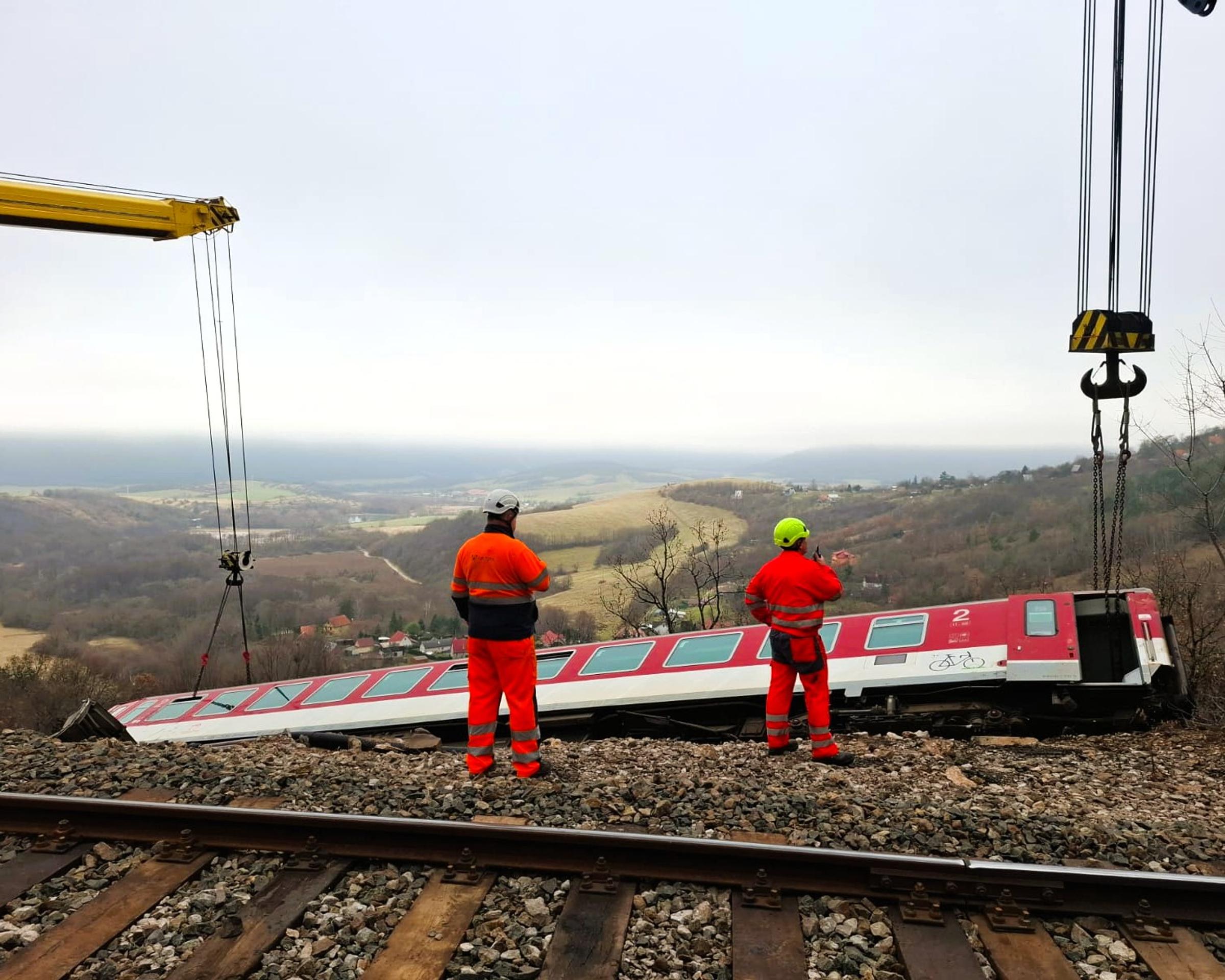 Pri Jablonove nad Turňou odstránili poškodený vozeň