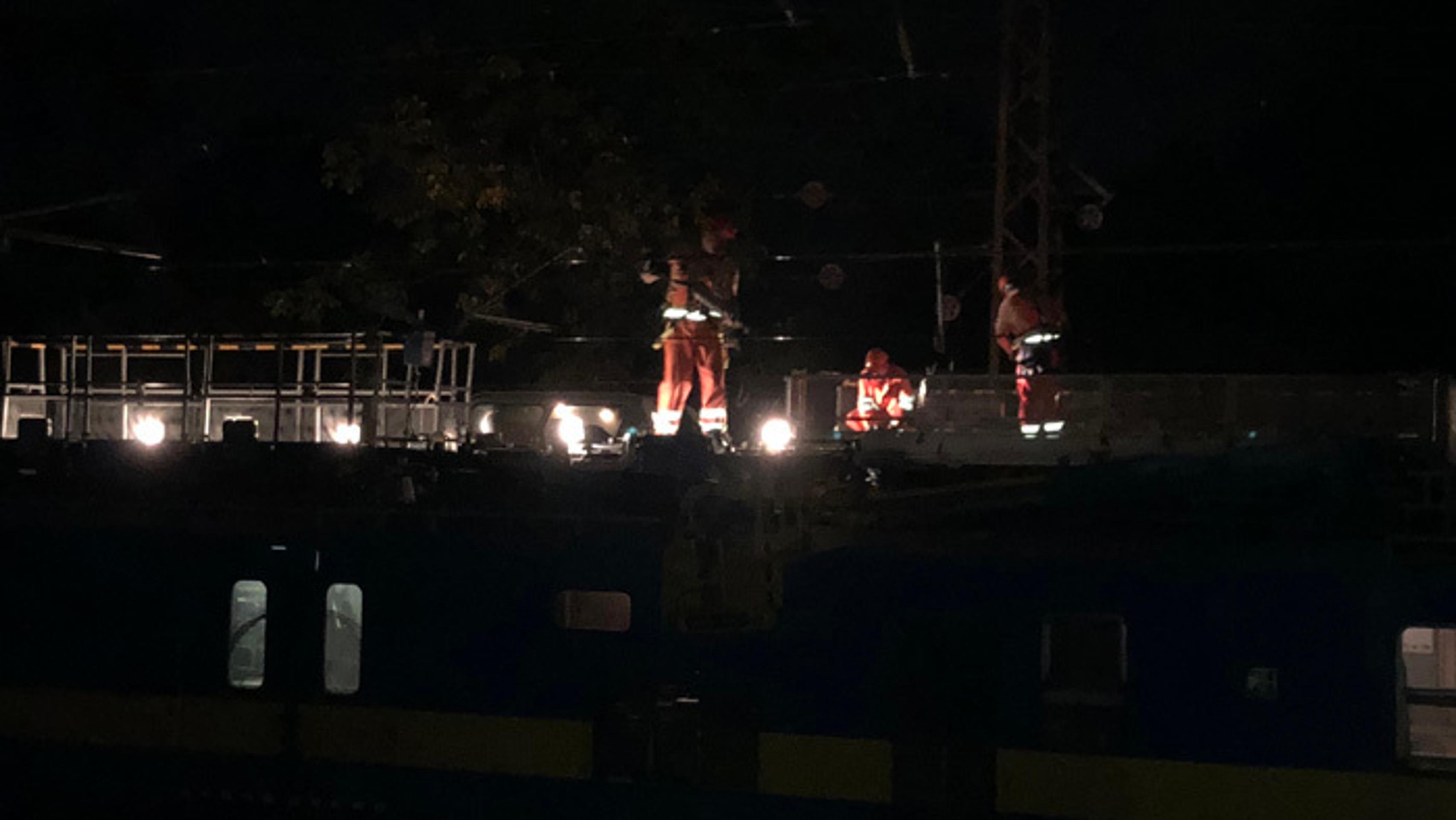 Oprava pretrhnutého trakčného vedenia.