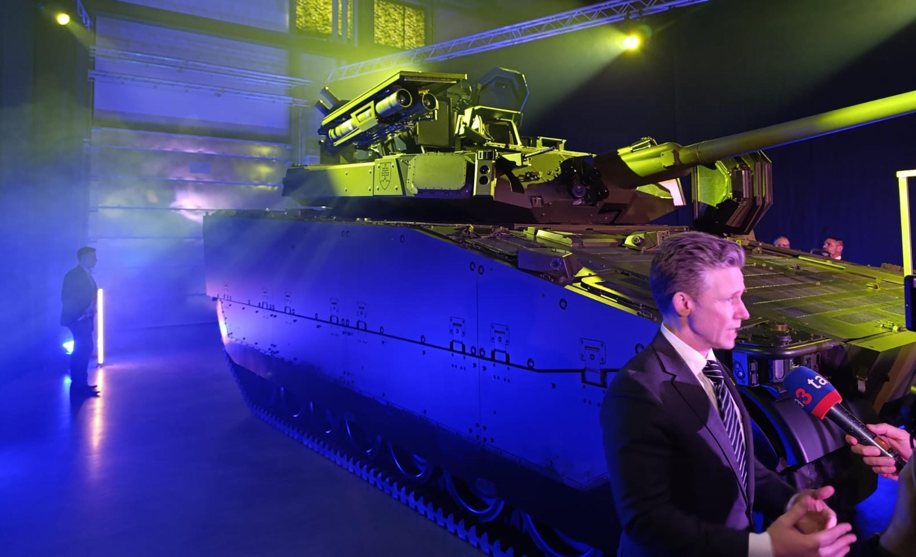 Na snímke švédsky minister obrany Pal Jonson odpovedá novinárom počas predstavenia novej verzie bojového vozidla CV9035 MkIV.