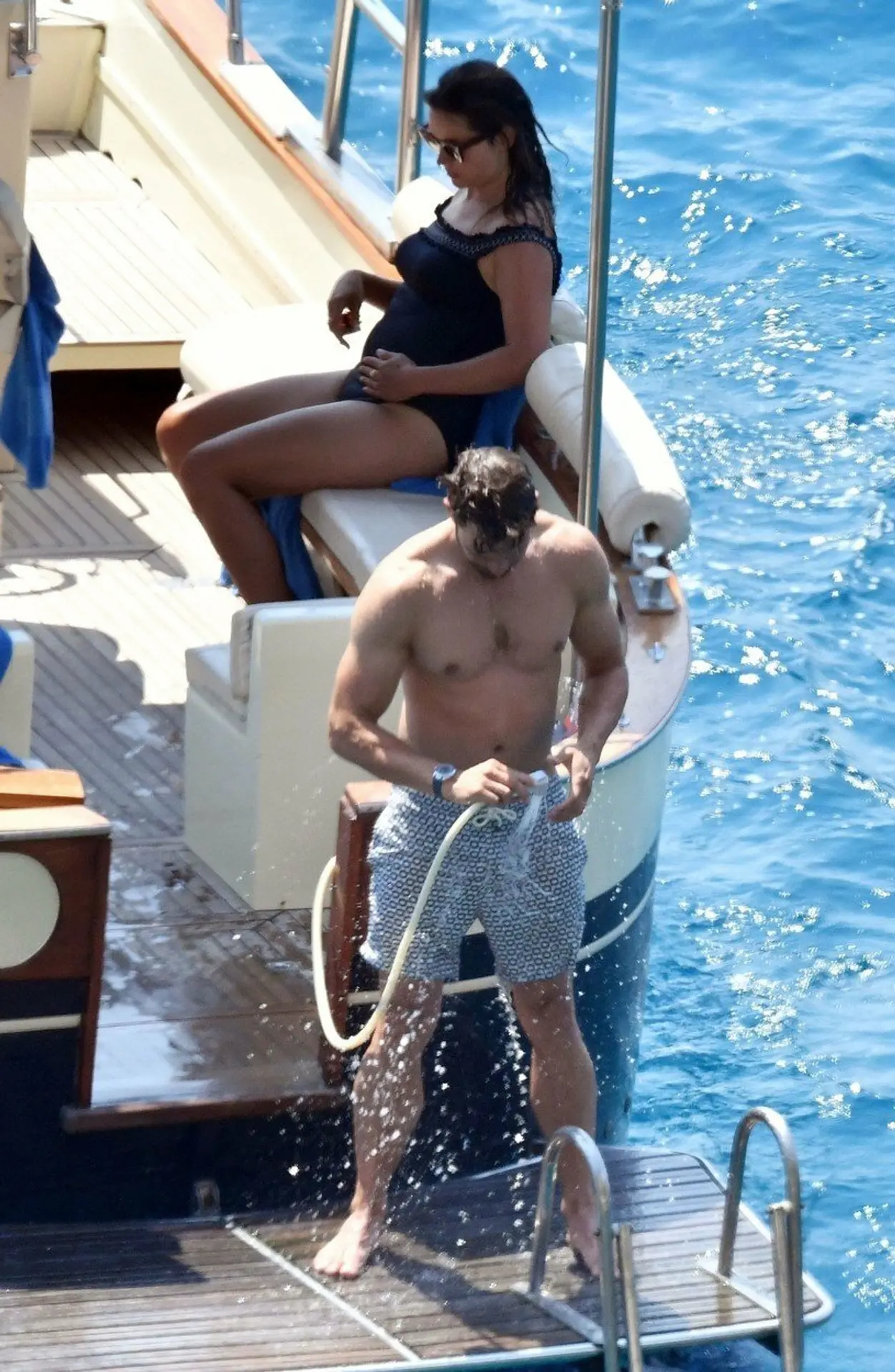 Jamie Dornan na lodi smanželkou Ameliou Warner. 