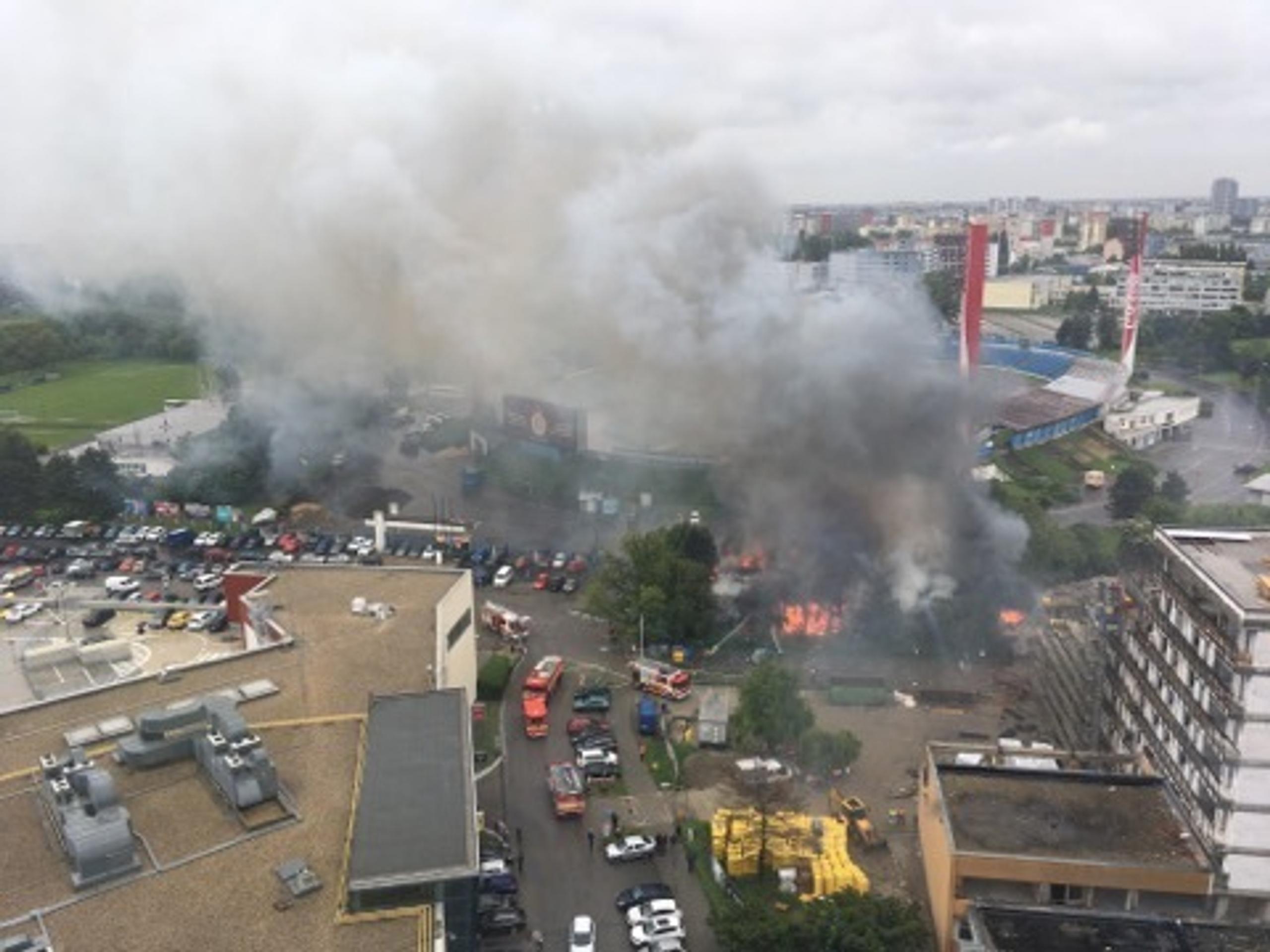 Požiar pri obchodnom centre v Novom meste.
