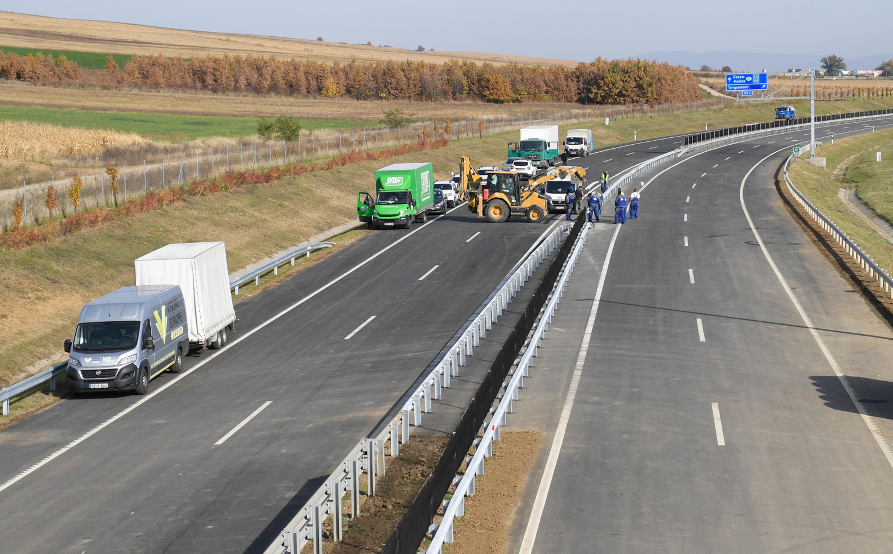 Otvorili diaľnicu M30 od Miškovca až po slovenské hranice.