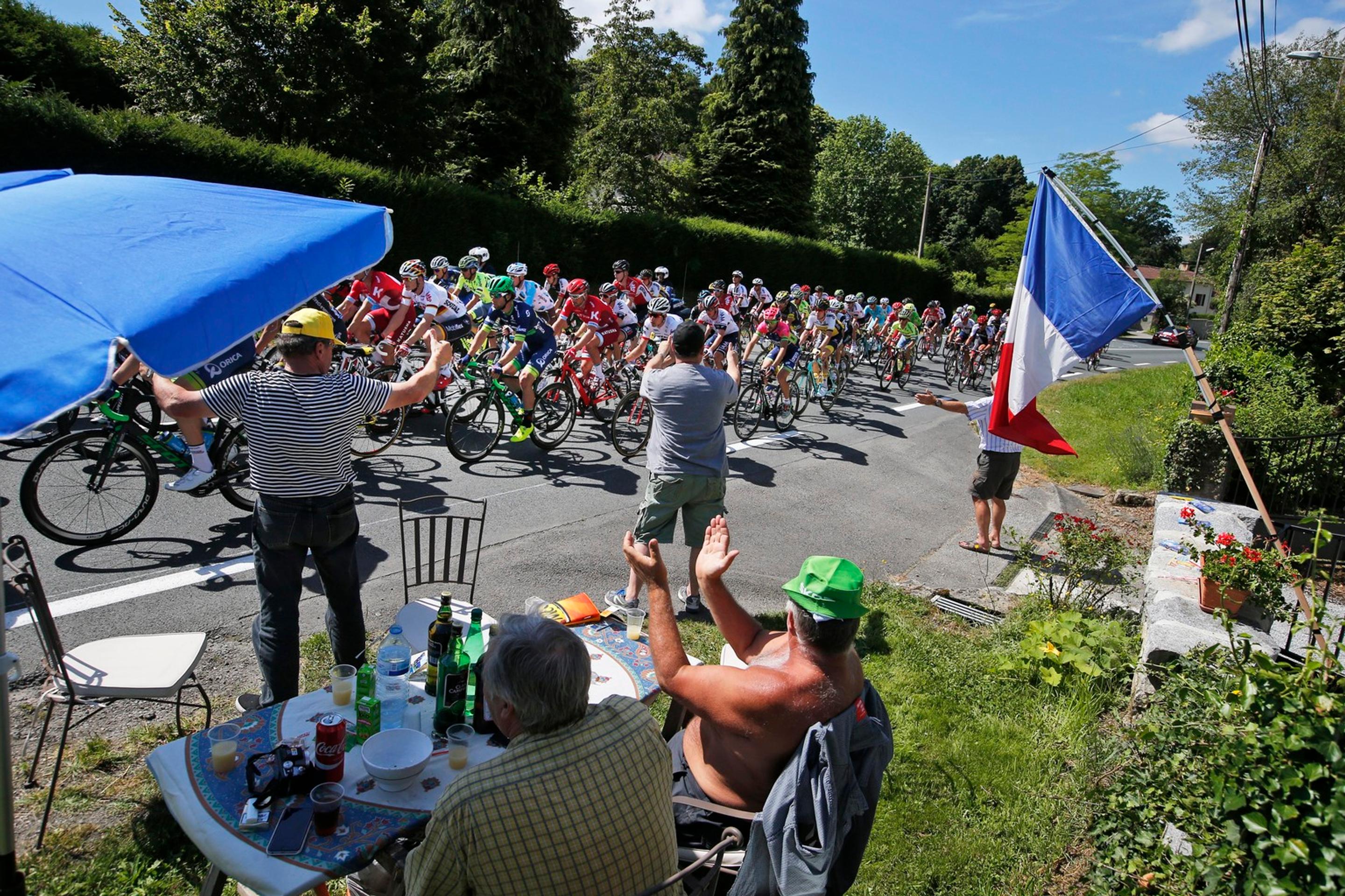 Diváci povzbudzujú cyklistov počas 5. etapy Tour de France.