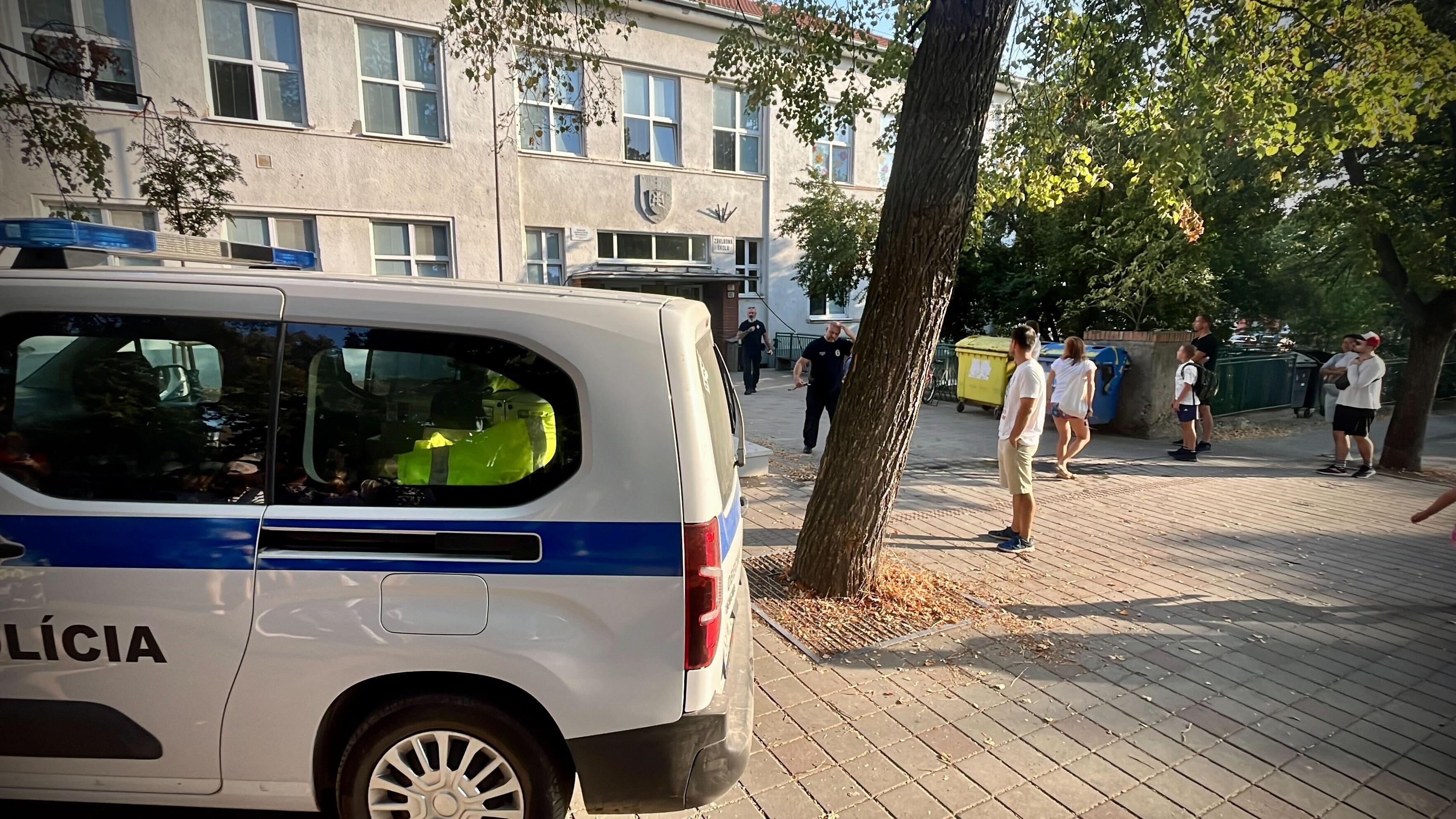 Deti po bombovom poplachu odchádzajú domov zo školy.