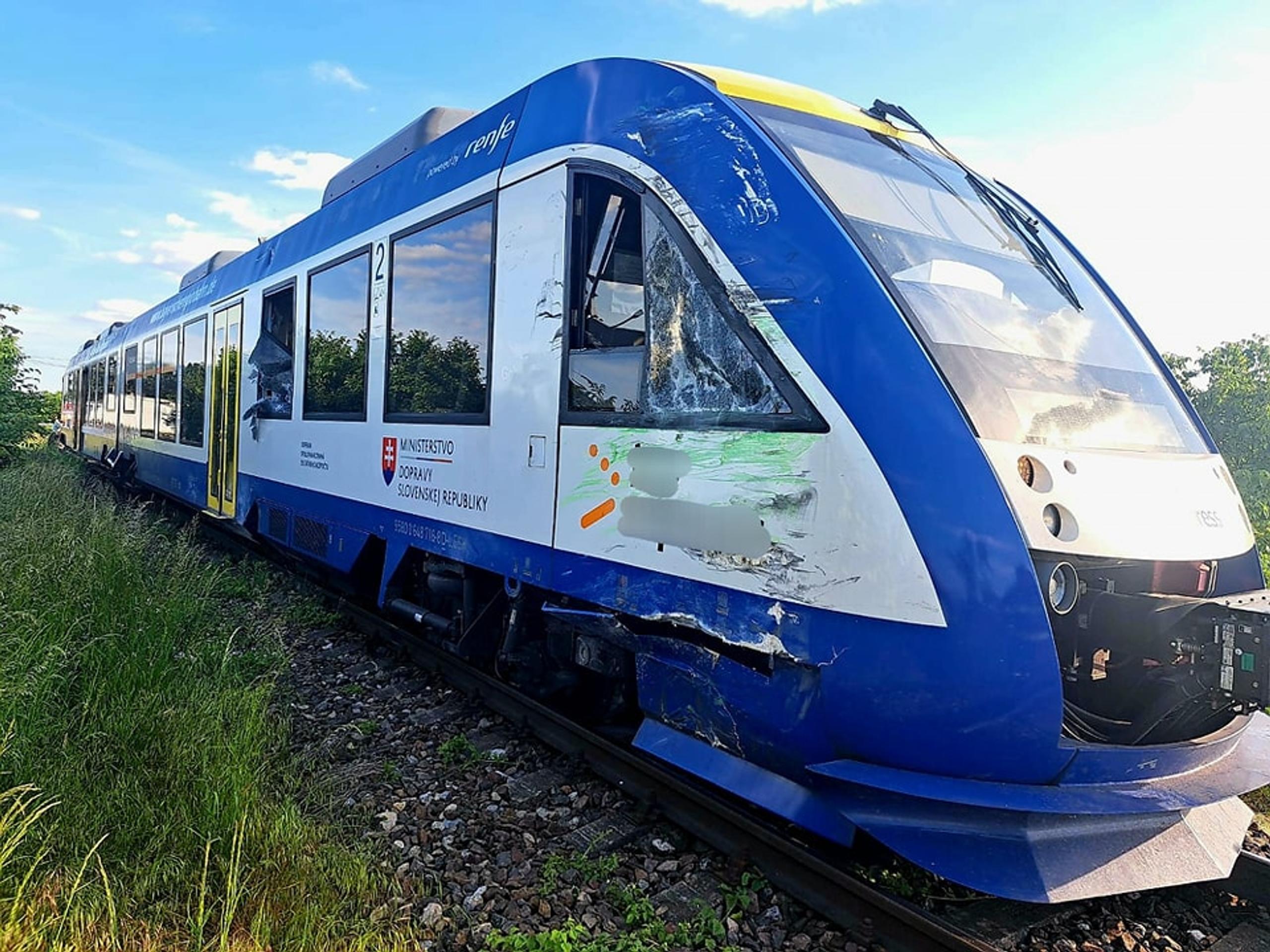 Zrážka vlaku a nákladného auta vo Veľkom Mederi.