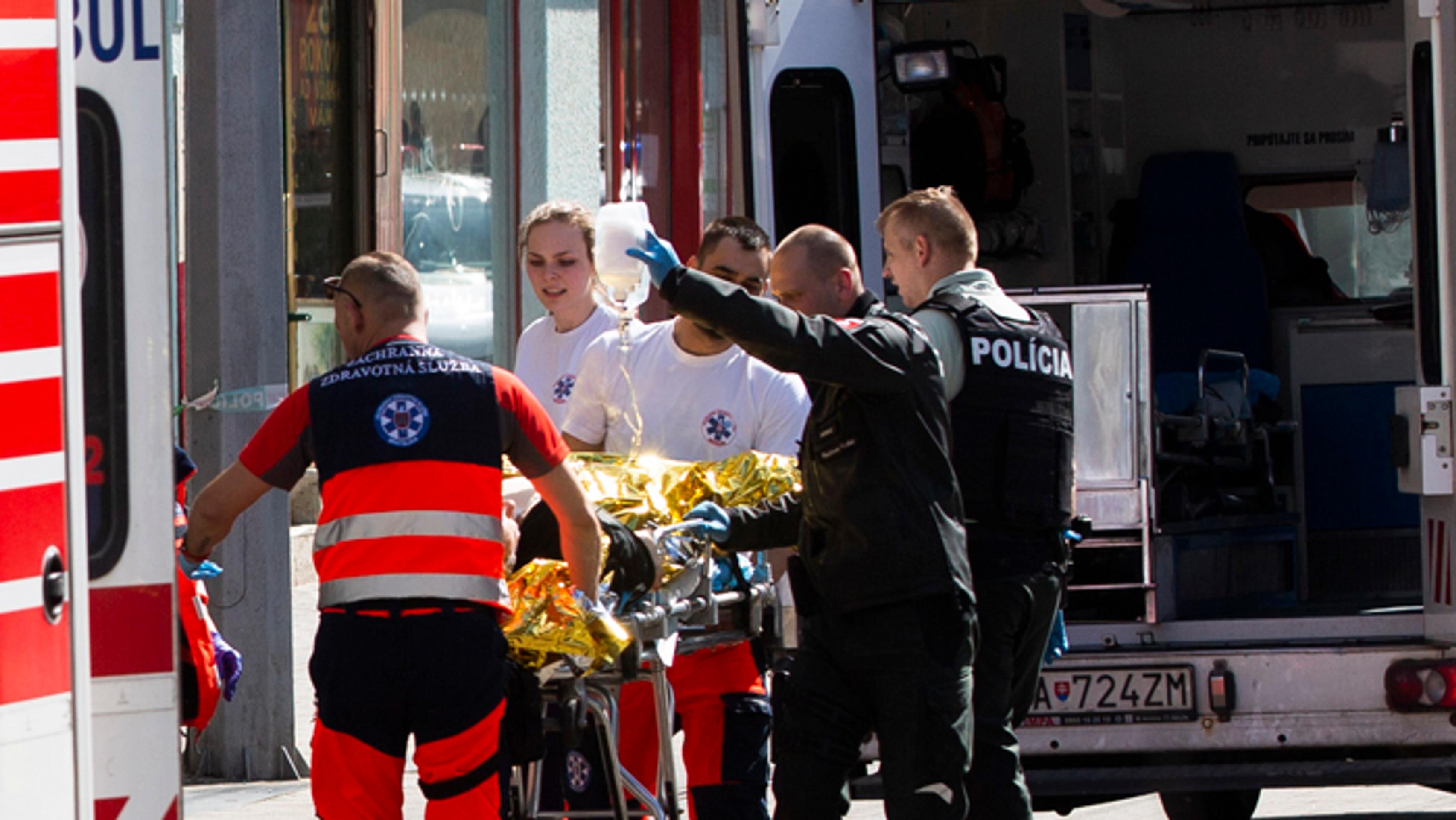Policajti a záchranári zasahujú po streľbe na Obchodnej ulici.