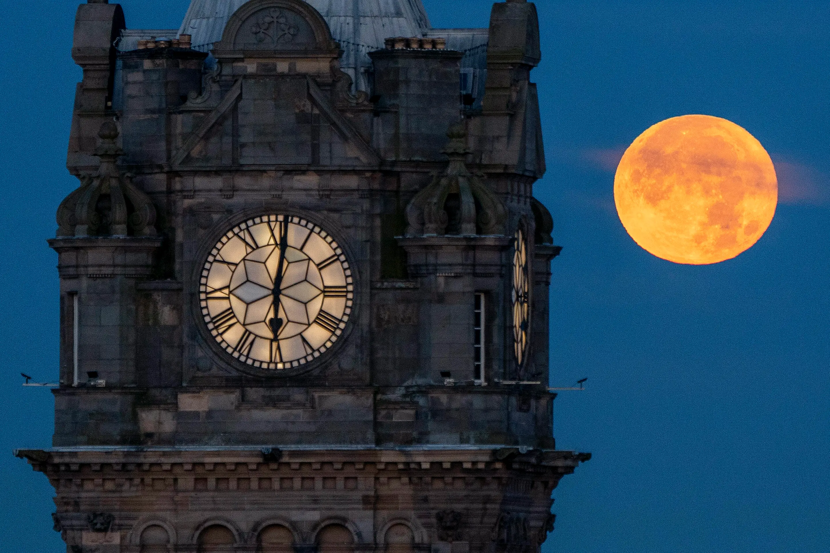 Modrý mesiac (Edinburgh, Škótsko)