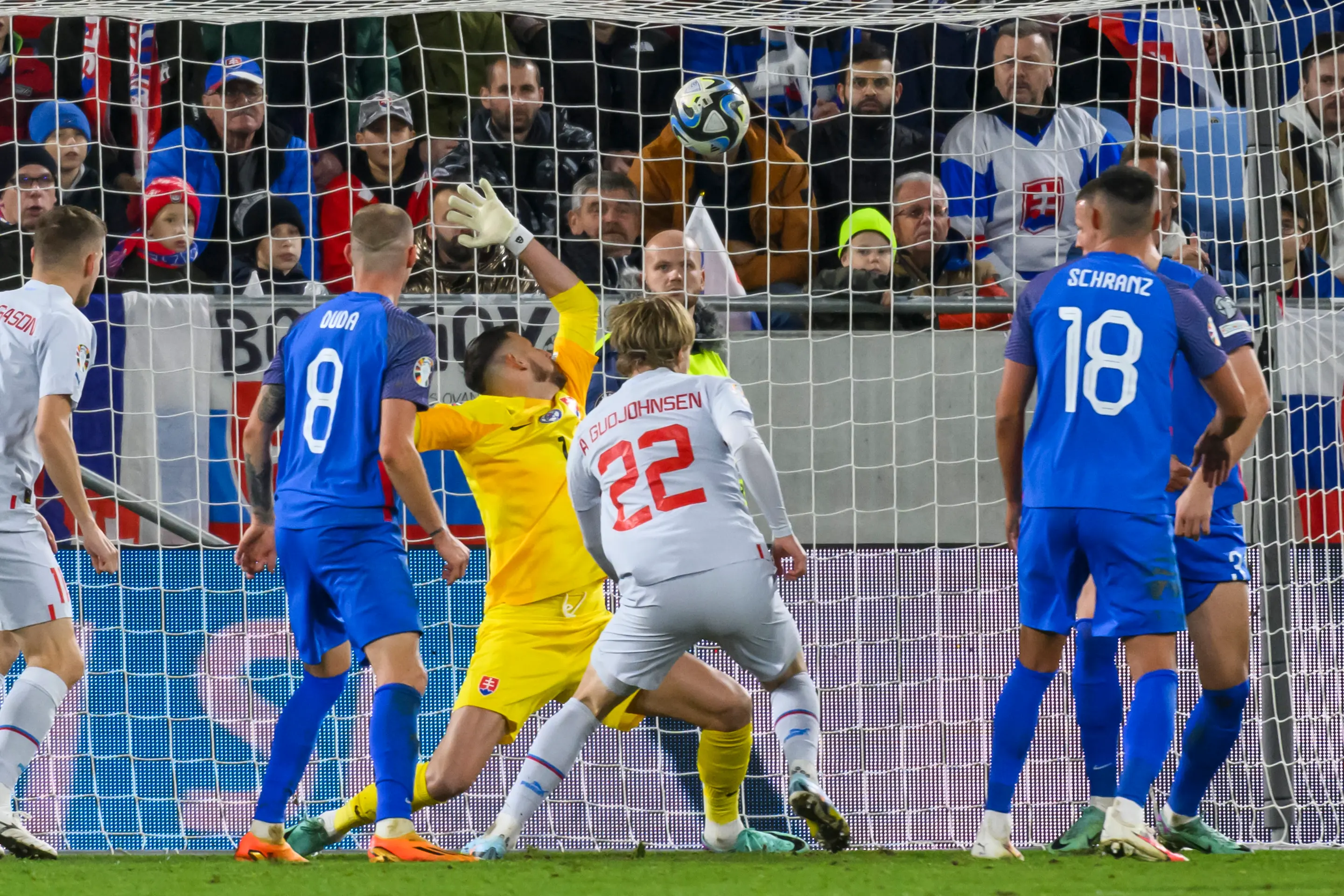 Zretí zľava brankár Martin Dúbravka (Slovensko) inkasuje gól v zápase kvalifikácie ME 2024 proti Islandu.