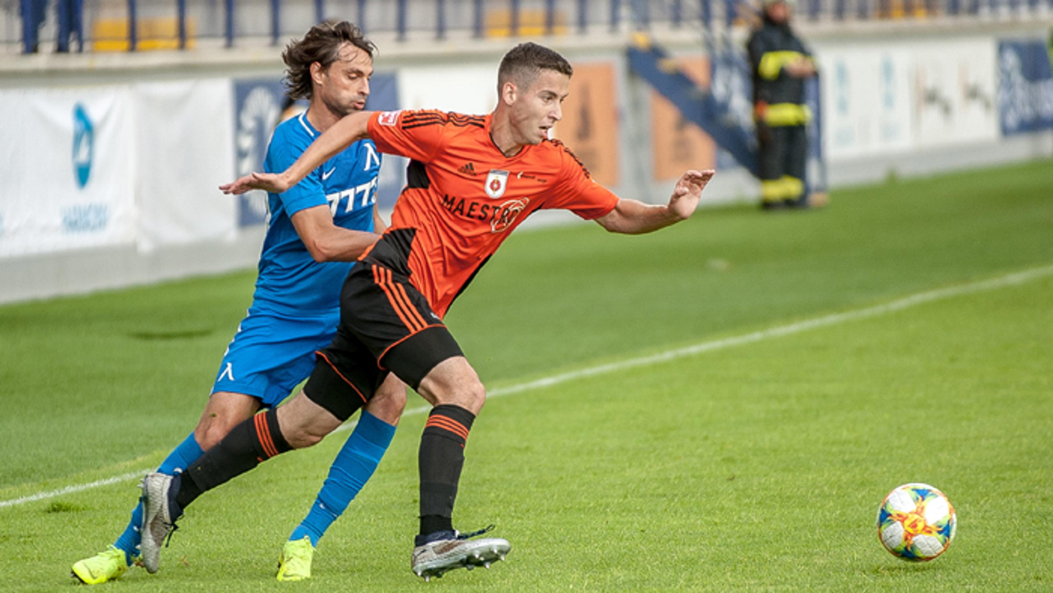 Vľavo hráč Trnavy Rafael Tavares a hráč Radniku Ivan Šubert.