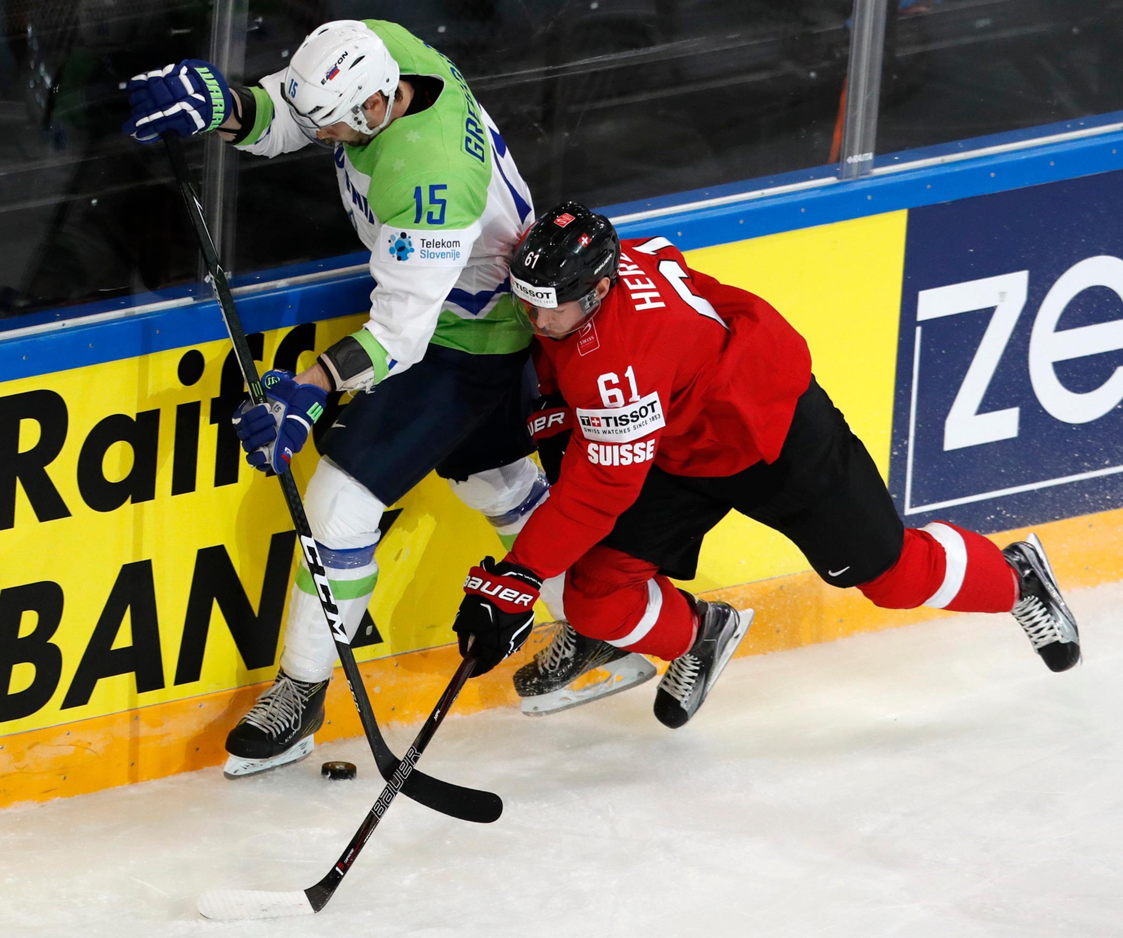 Švajčiar Fabrice Herzog (vpravo) a Slovinec Blaž Gregorc v zápase základnej B-skupiny Švajčiarsko - Slovinsko.