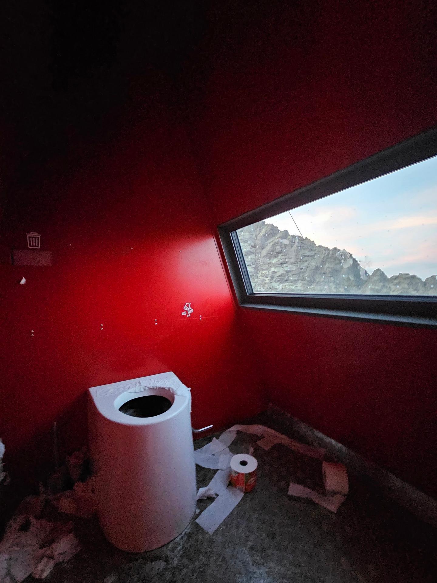 Stav záchodov po týždni od otvorenia.