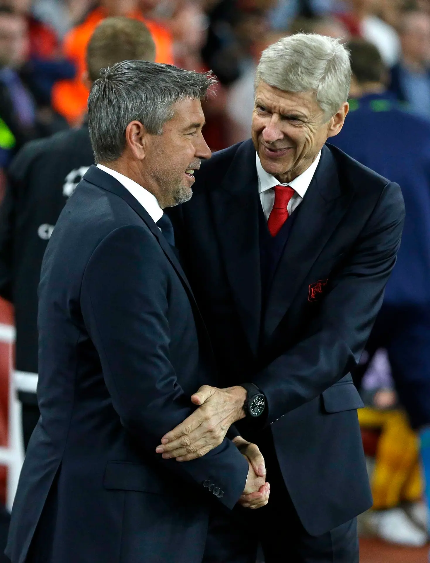 Kouč FC Bazilej Urs Fischer (vľavo) sa zvítava s trénerom Arsenalu Londýn Arsénom Wengerom počas duelu LM.