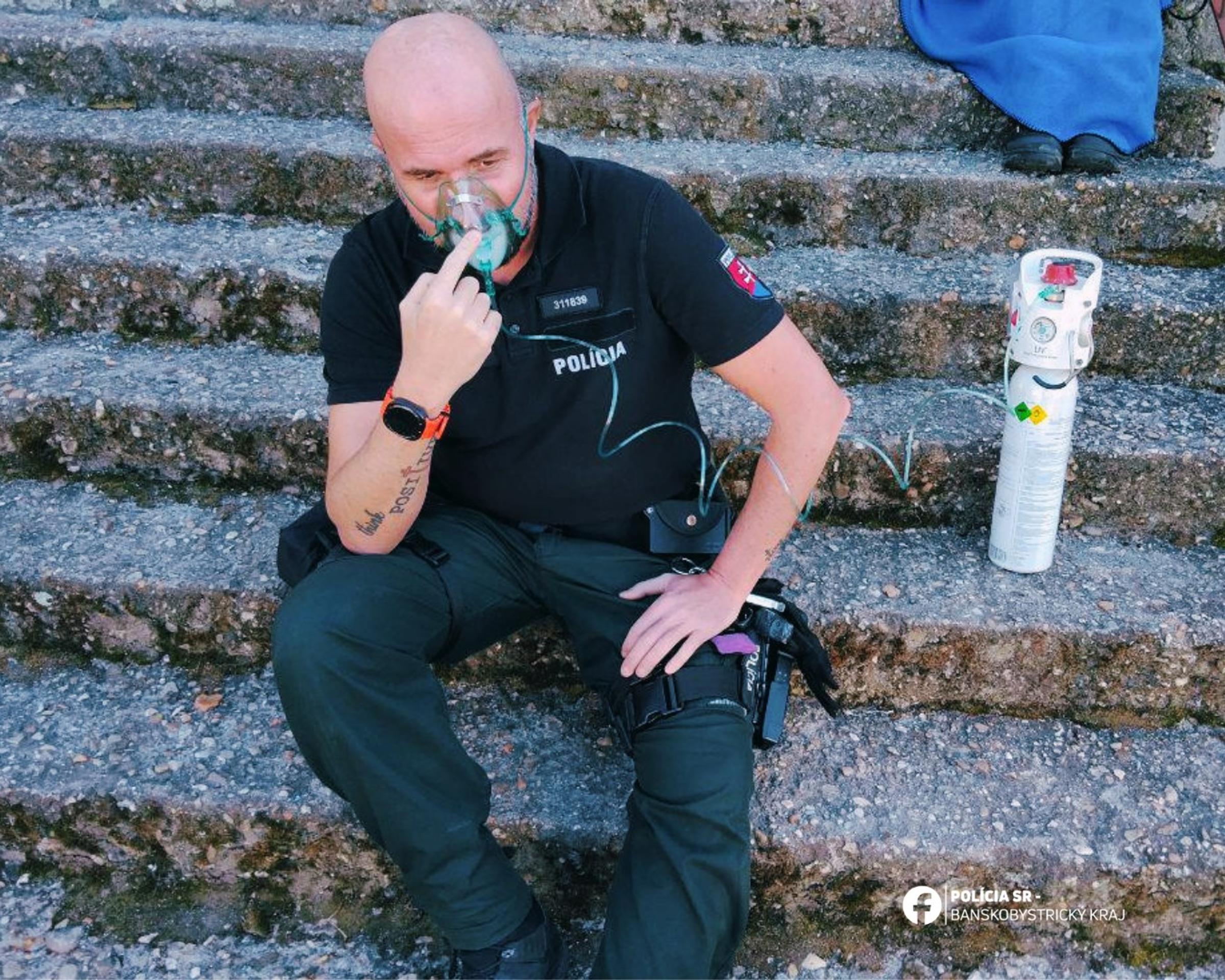 Zachránili dvoch ľudí z horiaceho bytu