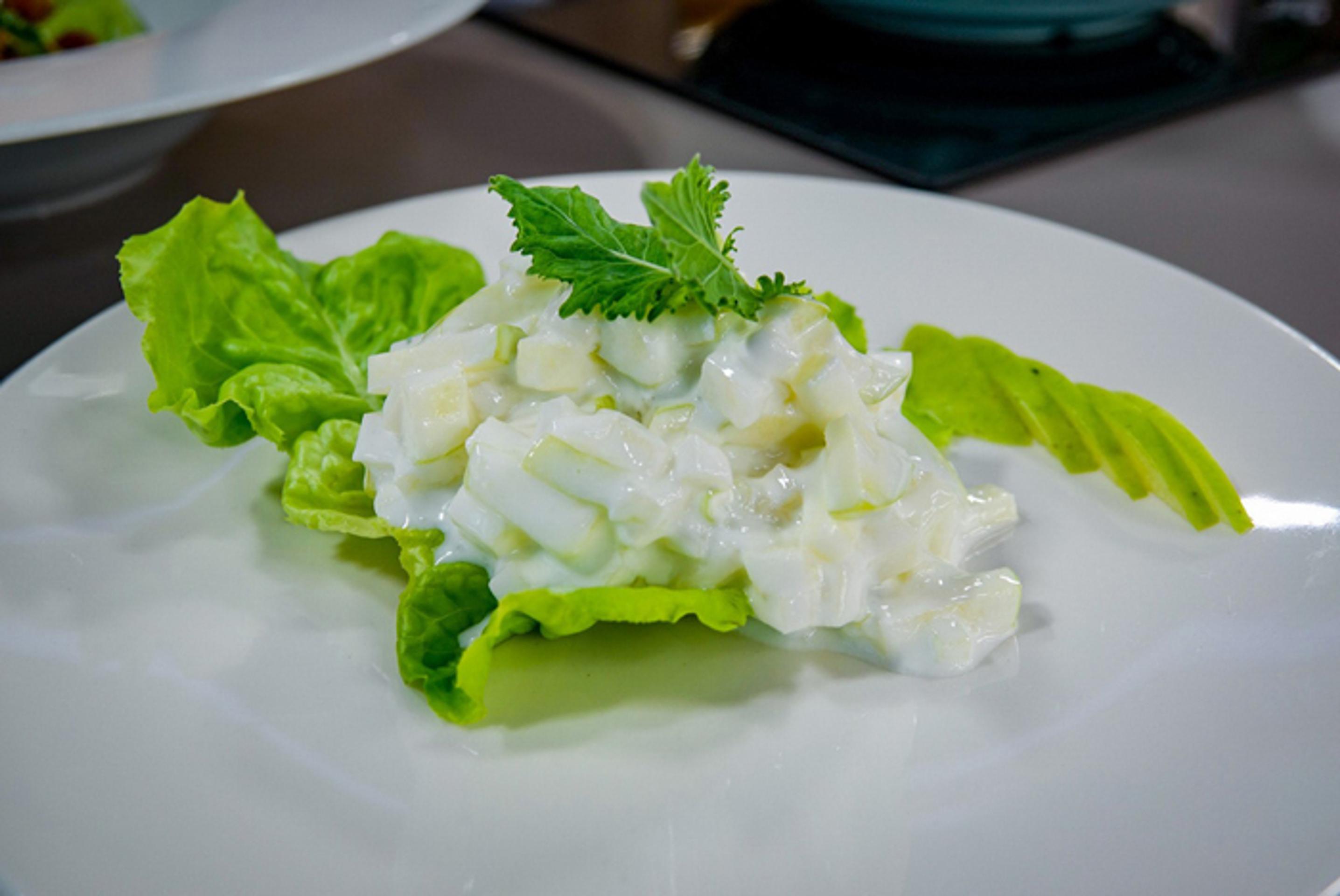 Šalát s kalerábom a zeleným jablkom.