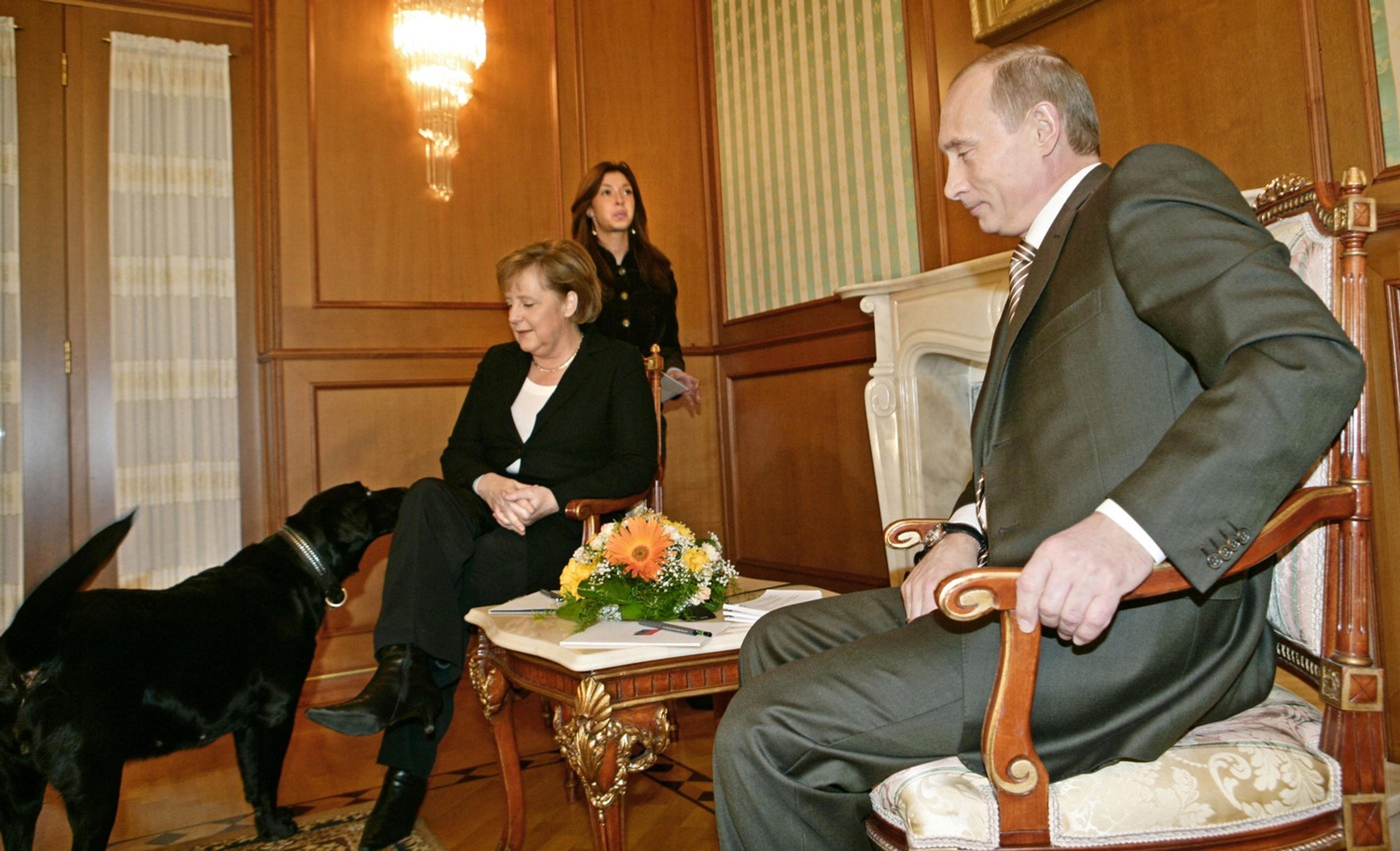 Angela Merkelová a Vladimir Putin počas stretnutia v Soči v roku 2007.
