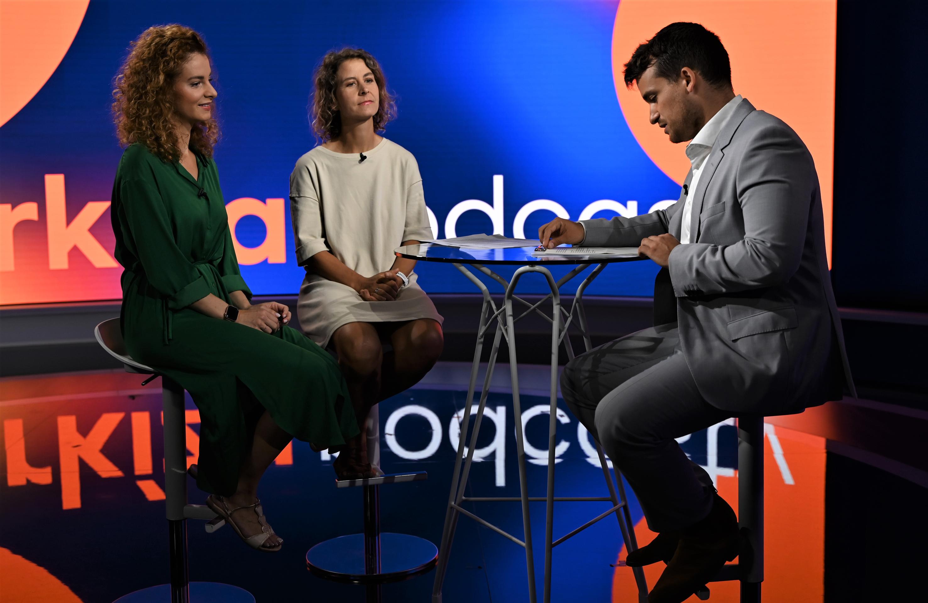 Novinárky Laura Kellöová a Veronika Prušová v Cirkus Politikus s Adelom Ghannamom