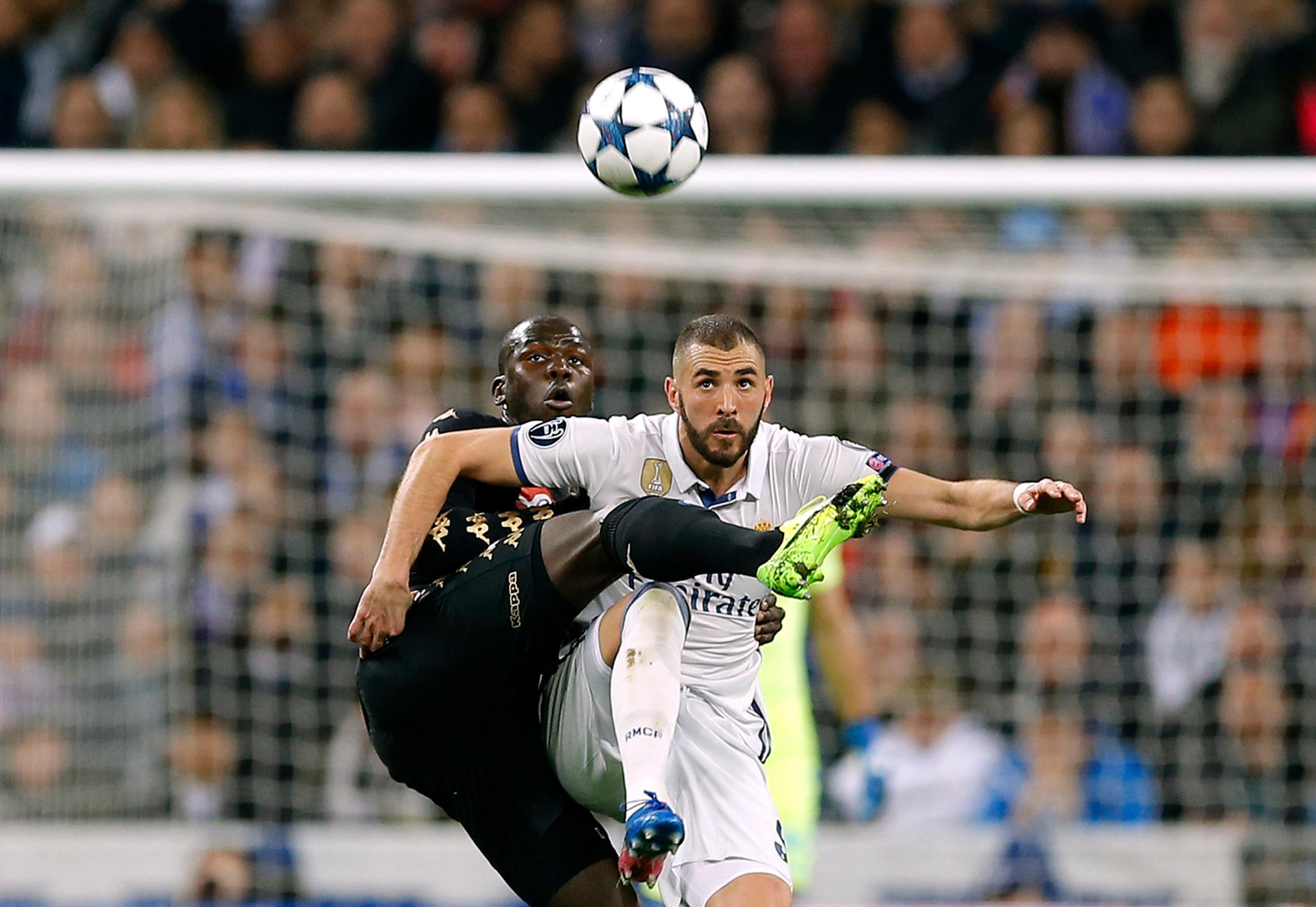 Kalidou Koulibaly (vľavo) z Neapola atakuje Karima Benzemu z Realu v osemfinále LM.