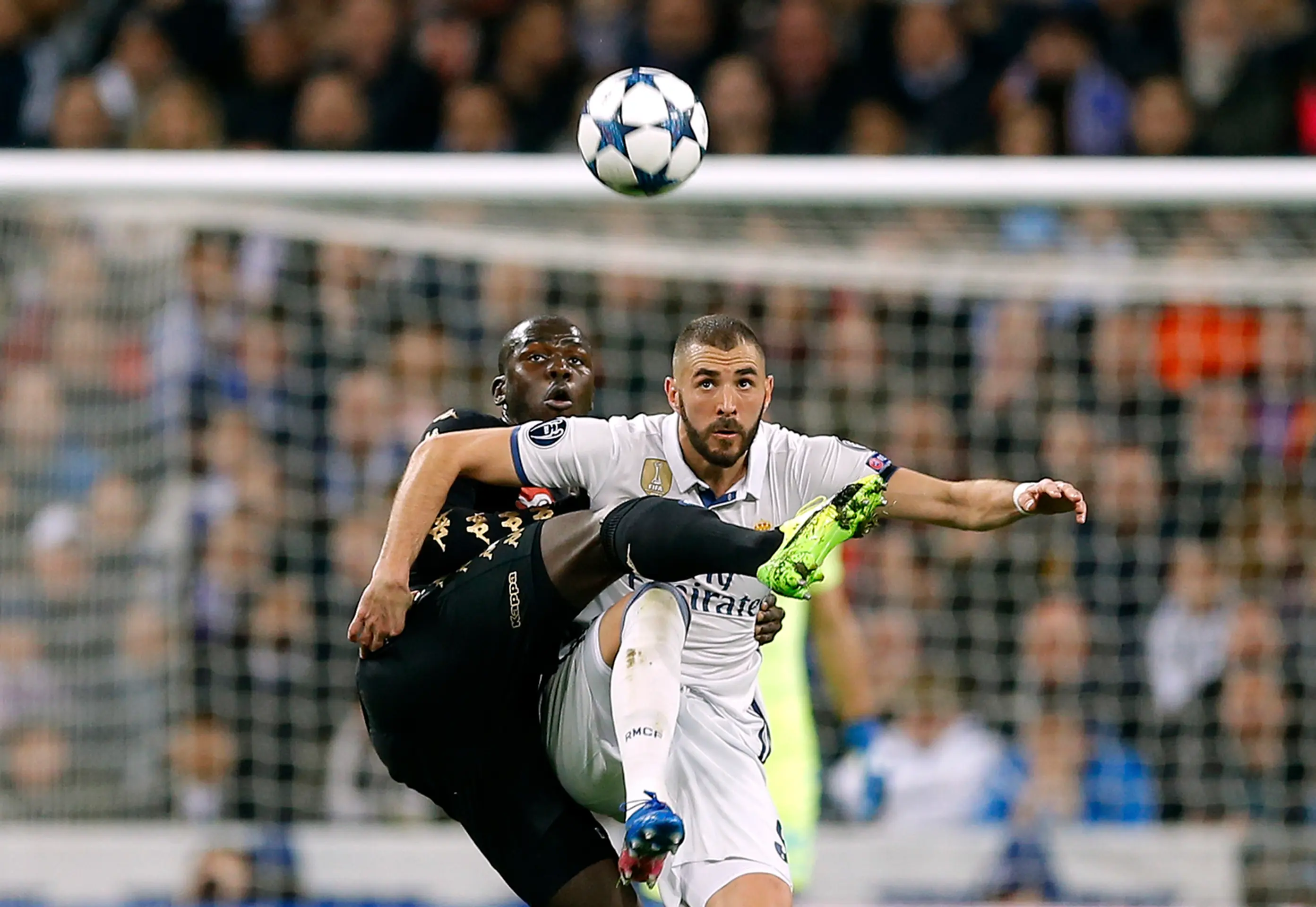 Kalidou Koulibaly (vľavo) z Neapola atakuje Karima Benzemu z Realu v osemfinále LM.