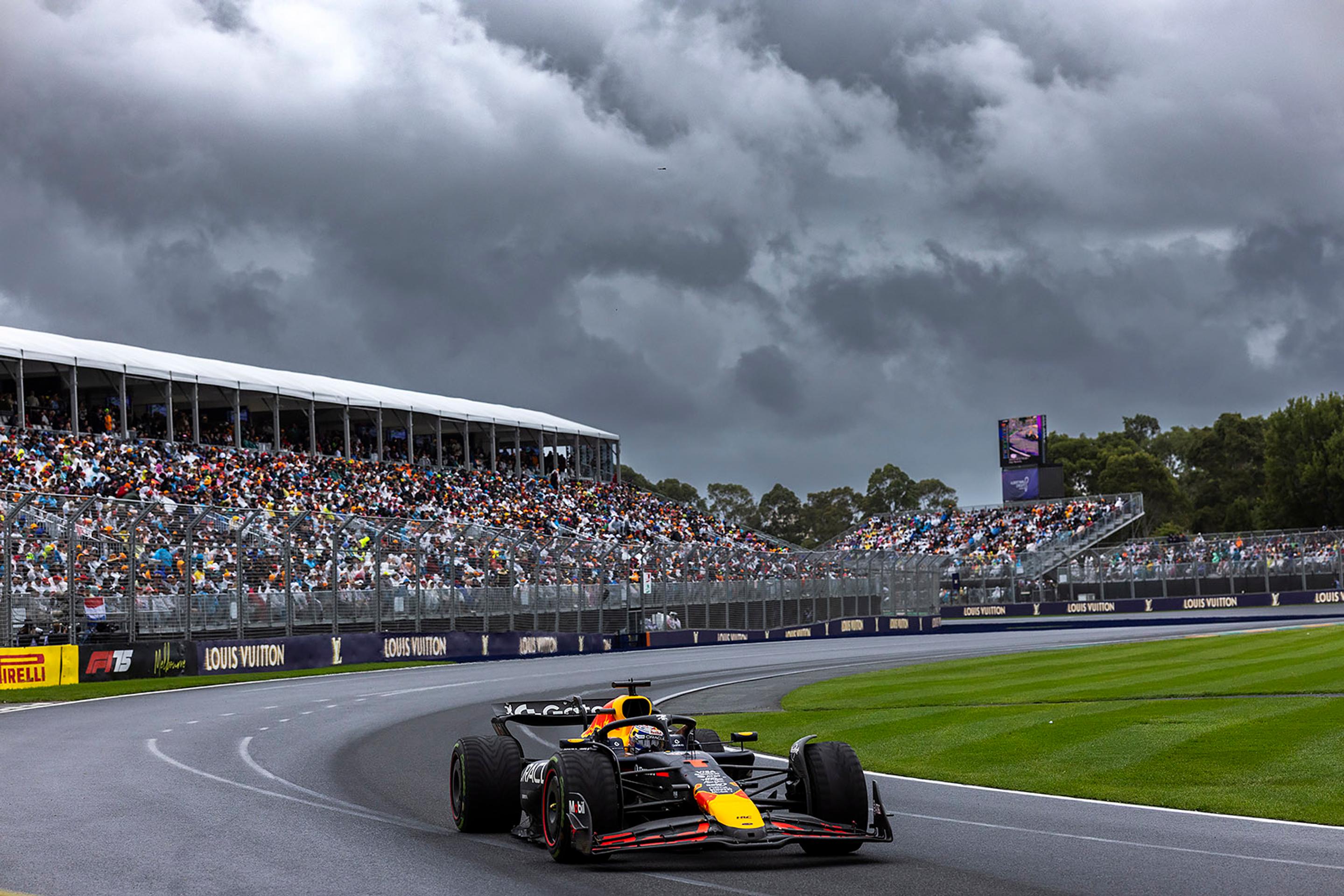 Max Verstappen na Red Bulle nedovolil McLarenu oslavovať double.