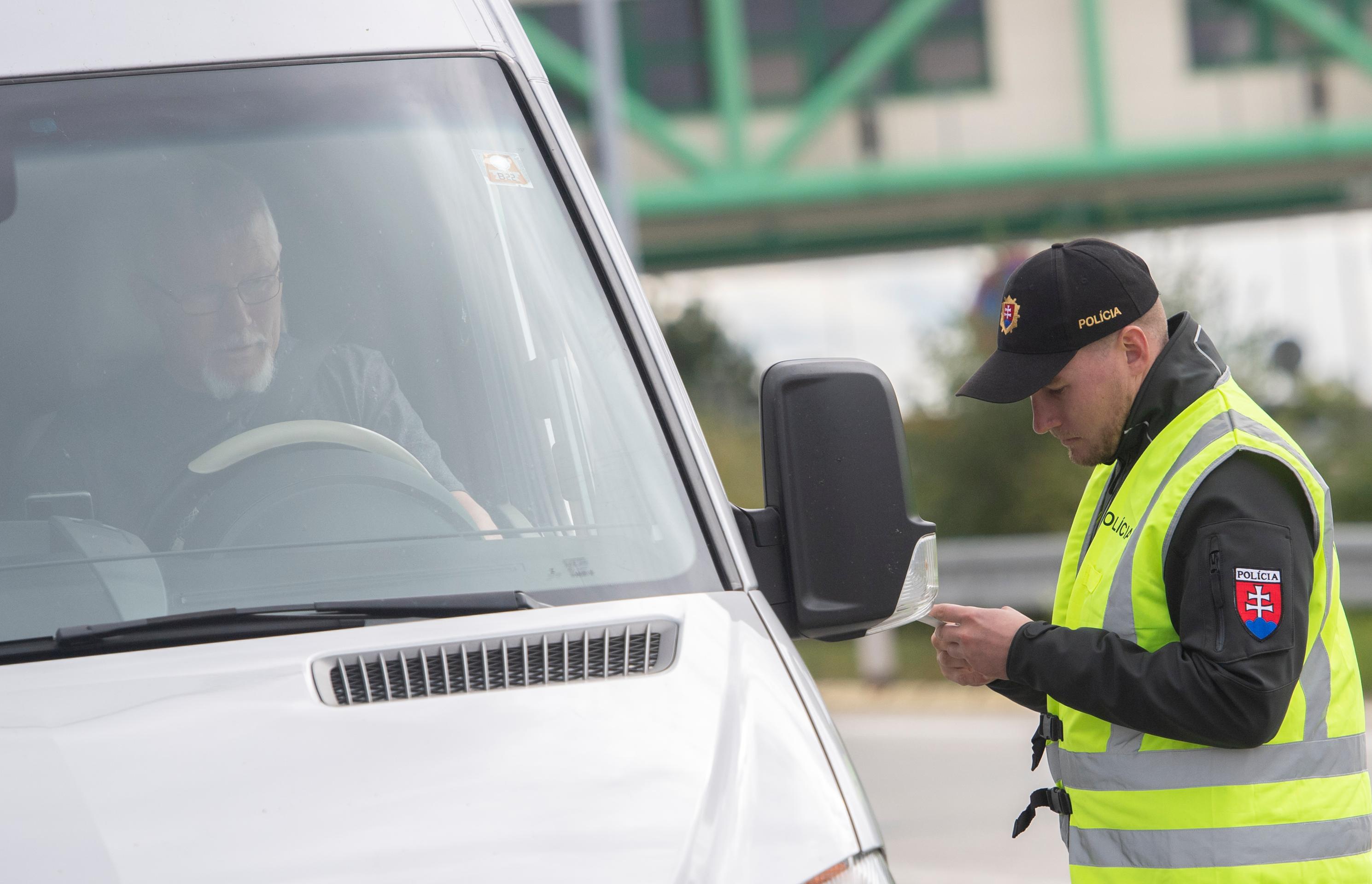 Policajná kontrola na diaľničnom hraničnom priechode Bratislava – Čunovo a Rajka medzi Slovenskom a Maďarskom.