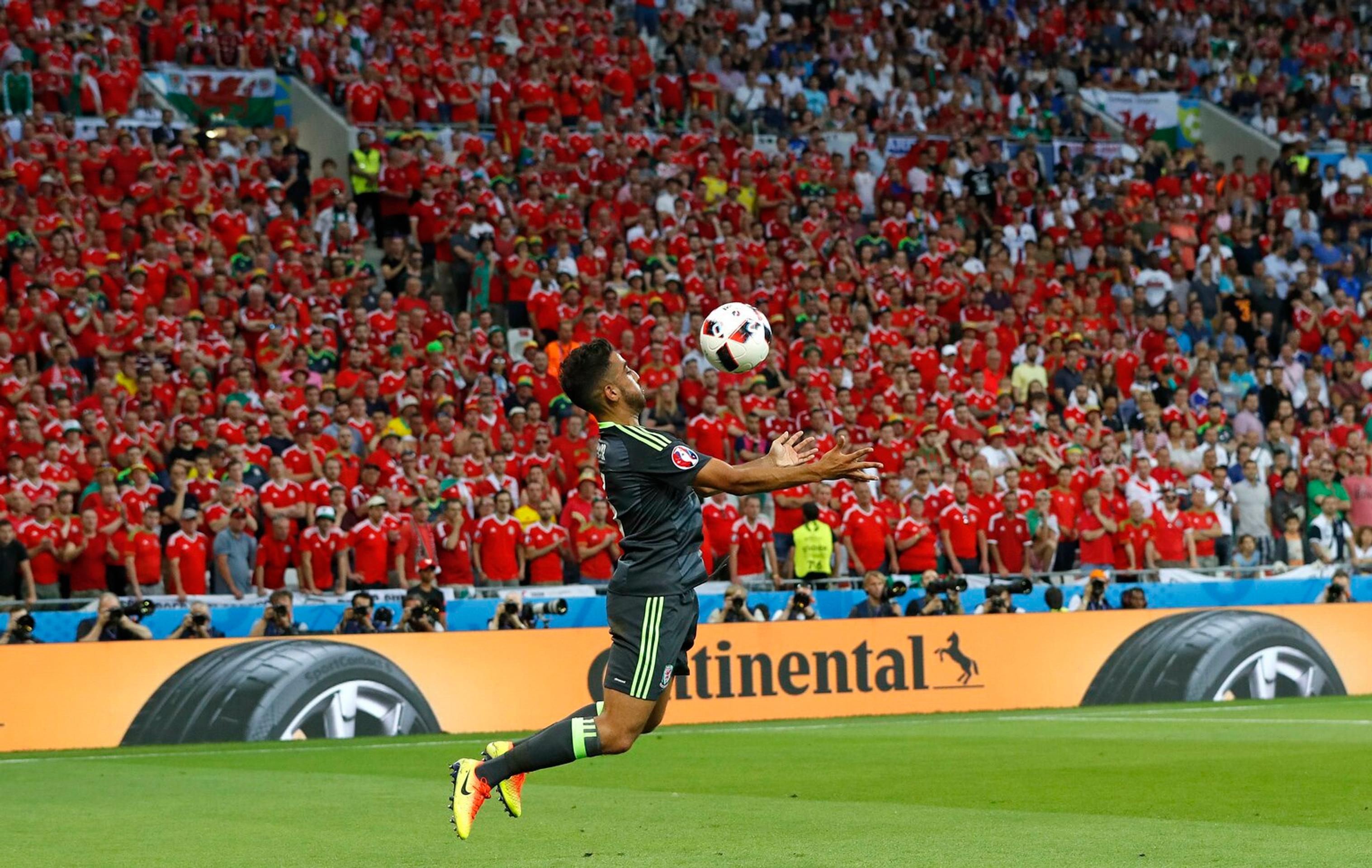 V krásnej momentke Walesan Neil Taylor v semifinále ME proti Portugalsku.