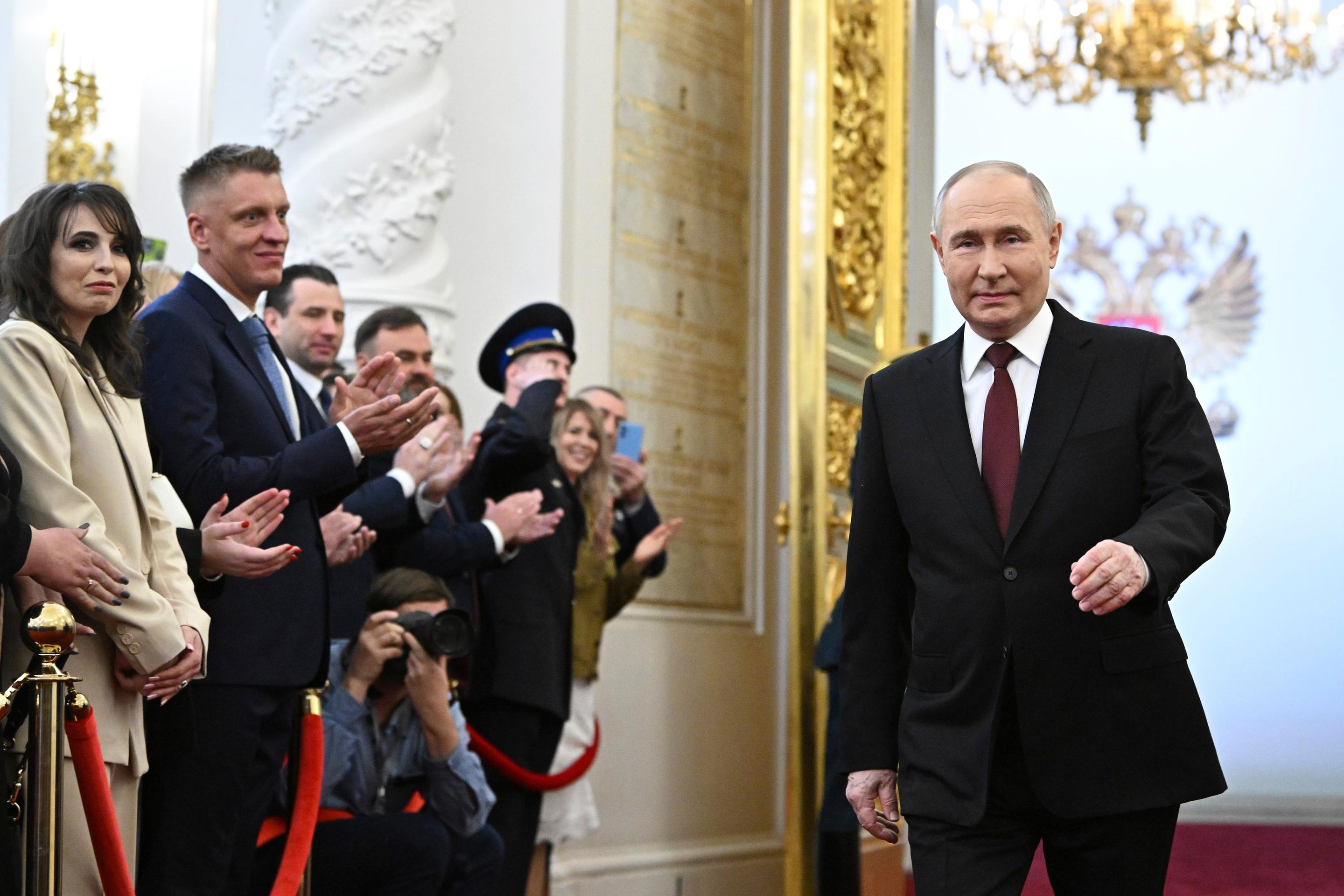 Vladimir Putin prichádza do sály Kremeľského paláca, v ktorej má zložiť prezidentský sľub.