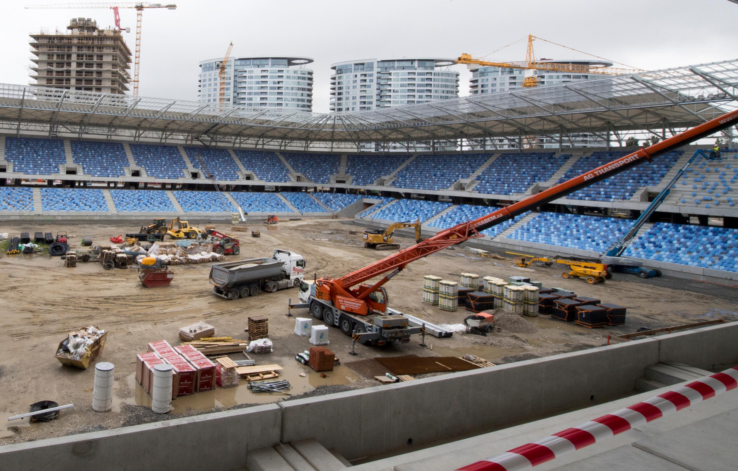 Na snímke stavba Národného futbalového štadióna počas kontrolného dňa.