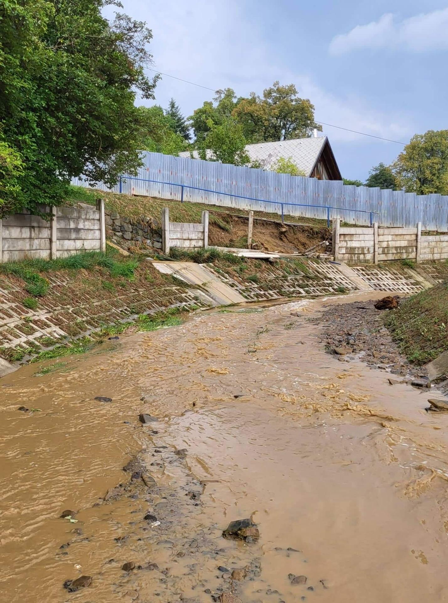 V obci Hermanovce sa z kopca zlialo bahno. Ulice museli vyčistiť dobrovoľní hasiči.