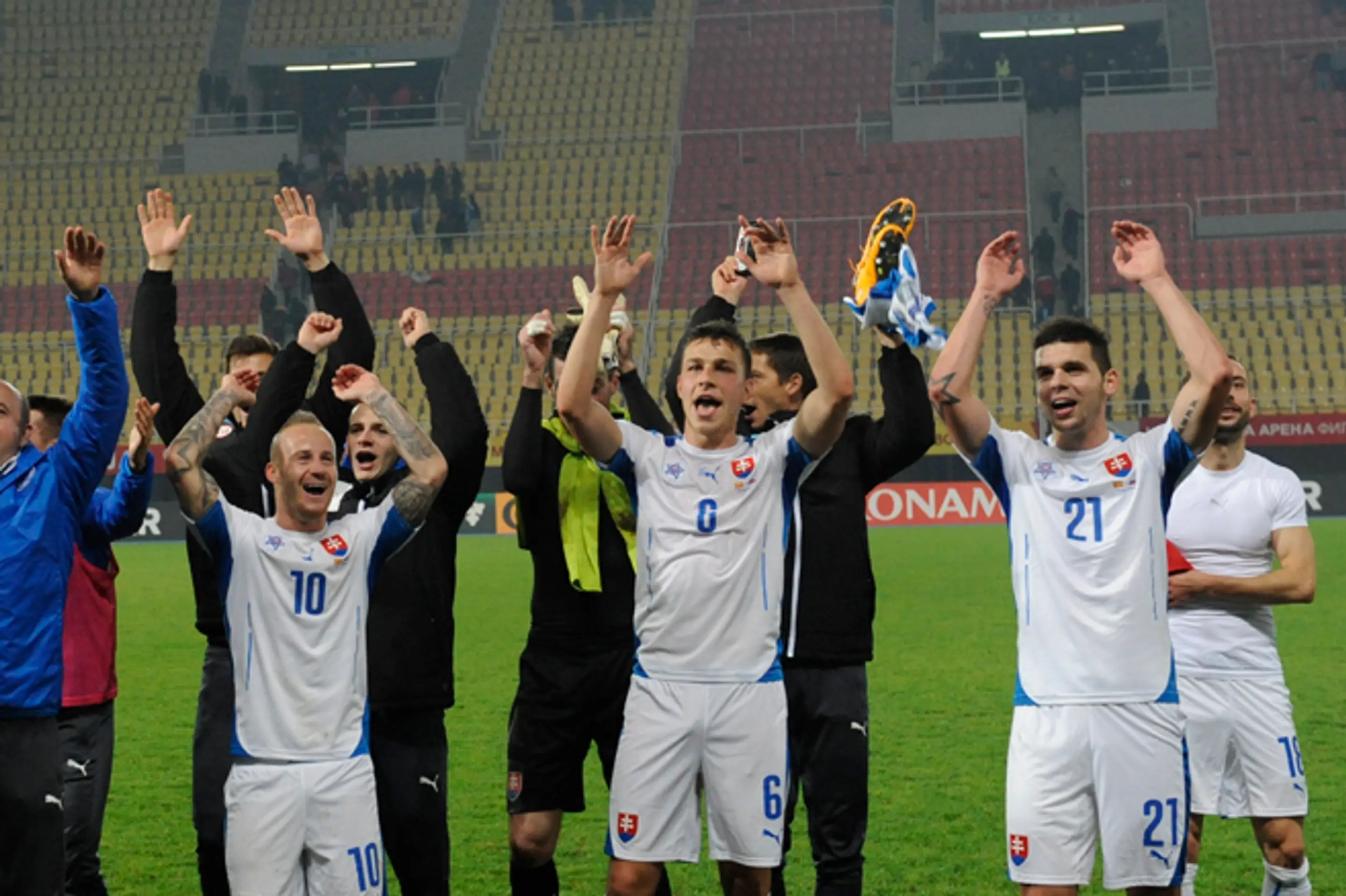 Radosť hráčov v Skopje, kde naši vyhrali. V popredí vľavo Miroslav Stoch, Filip Kiss a Michal Ďuriš.