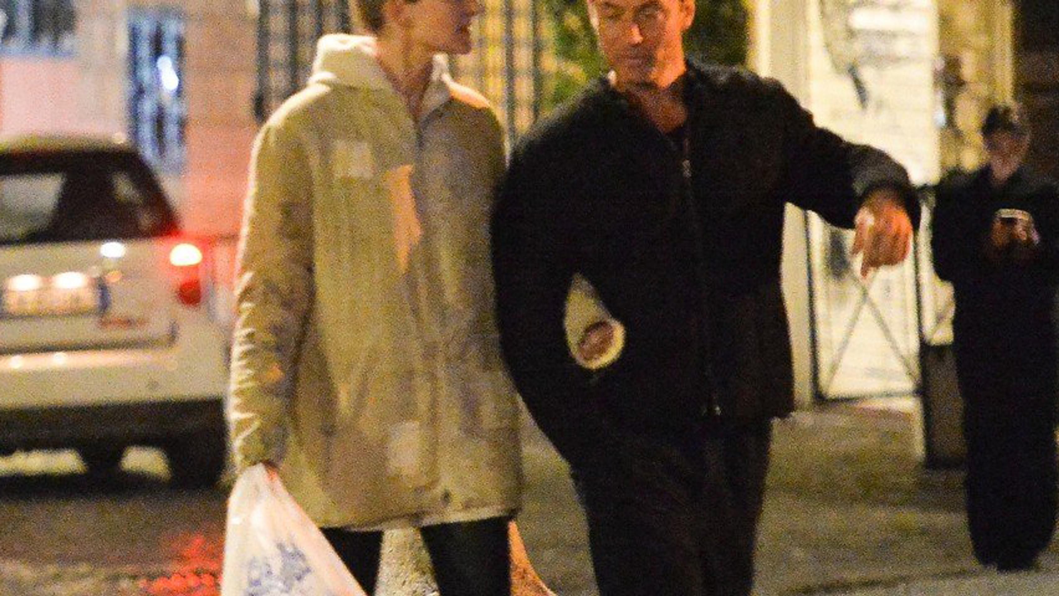 Hasiči pomáhajú chlapcovi.