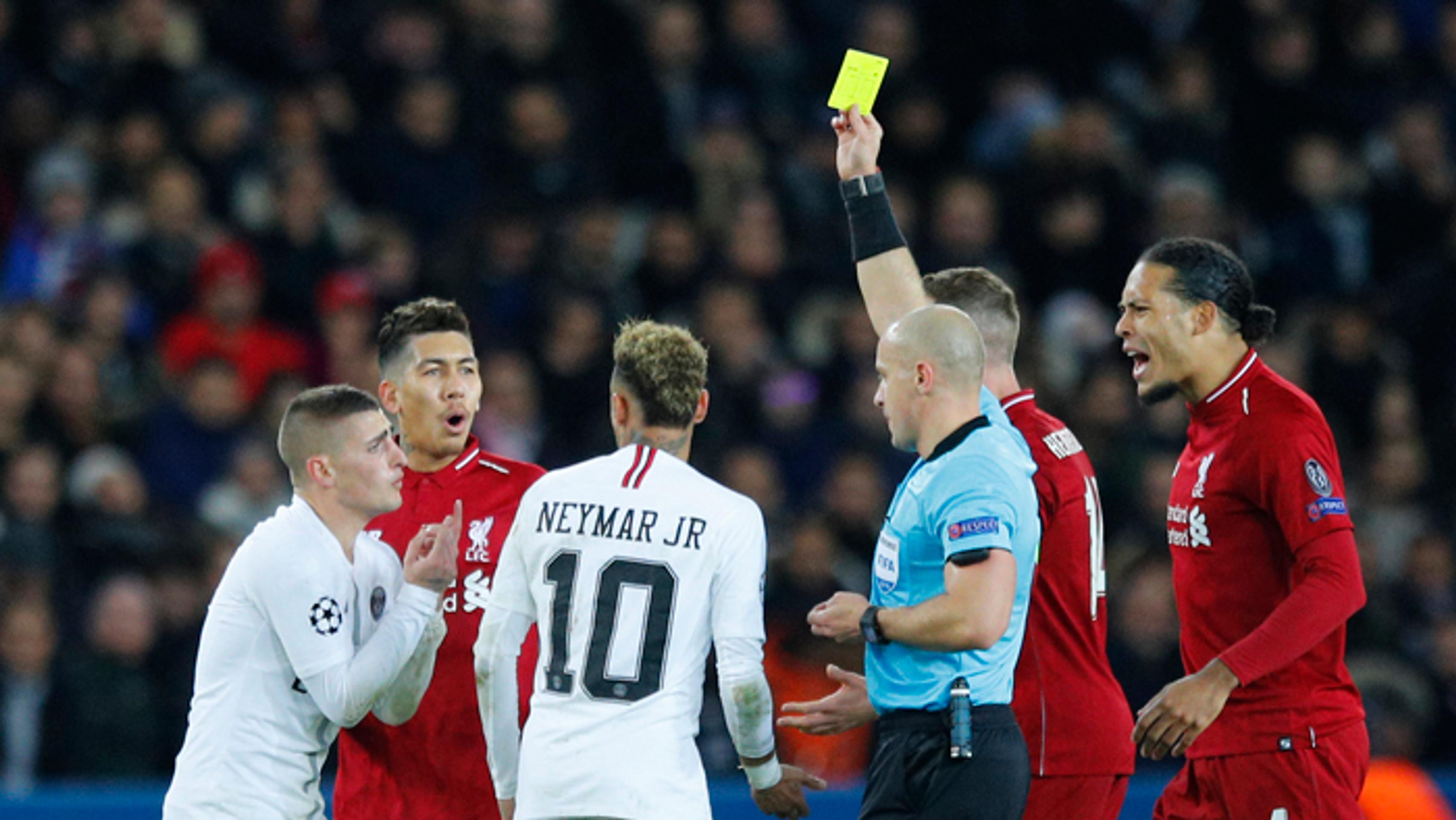  Marco Verratti (vľavo) z PSG dostáva žltú kartu v zápase LM proti FC Liverpool.