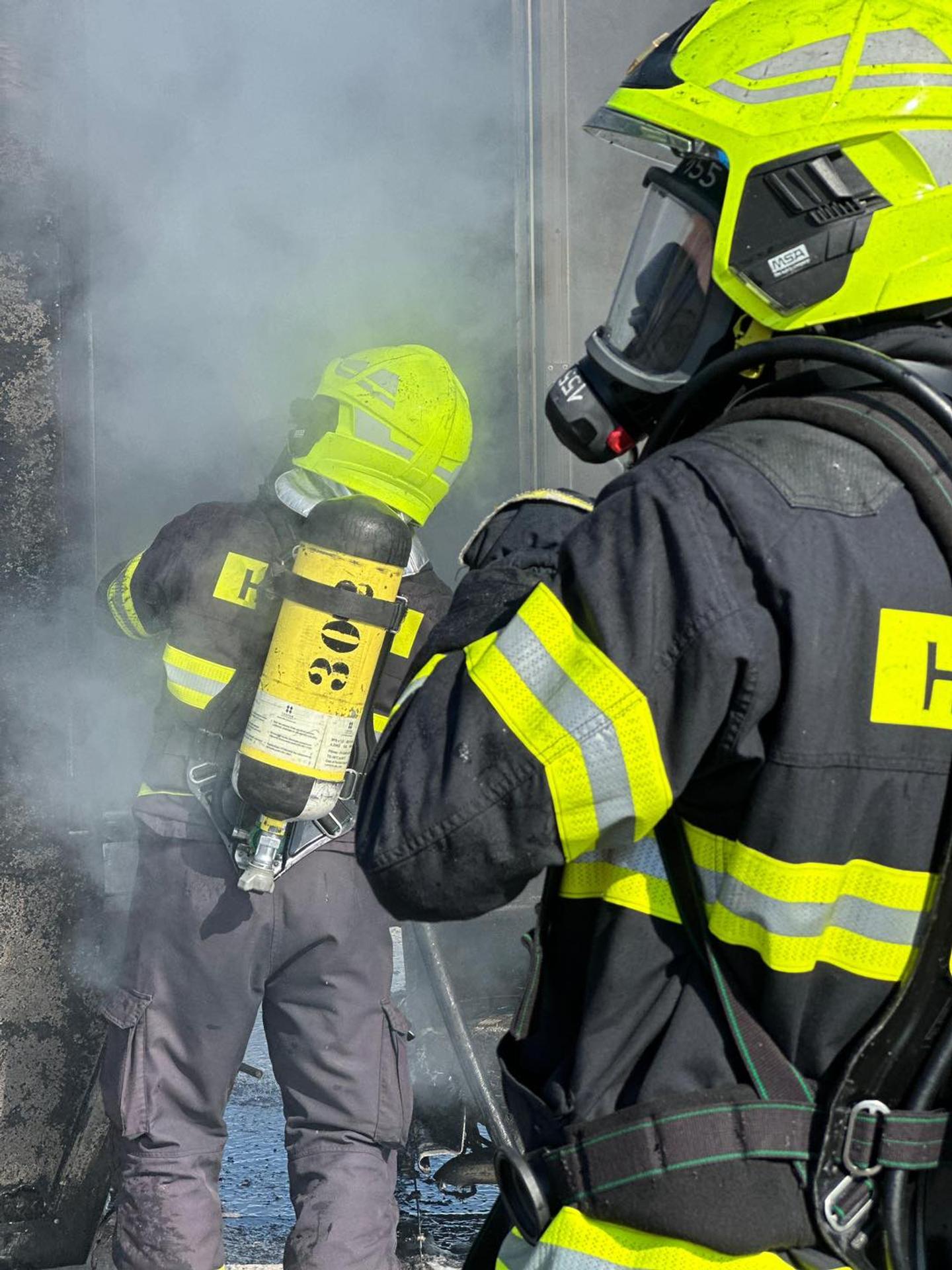 Požiar nákladného auta na D4