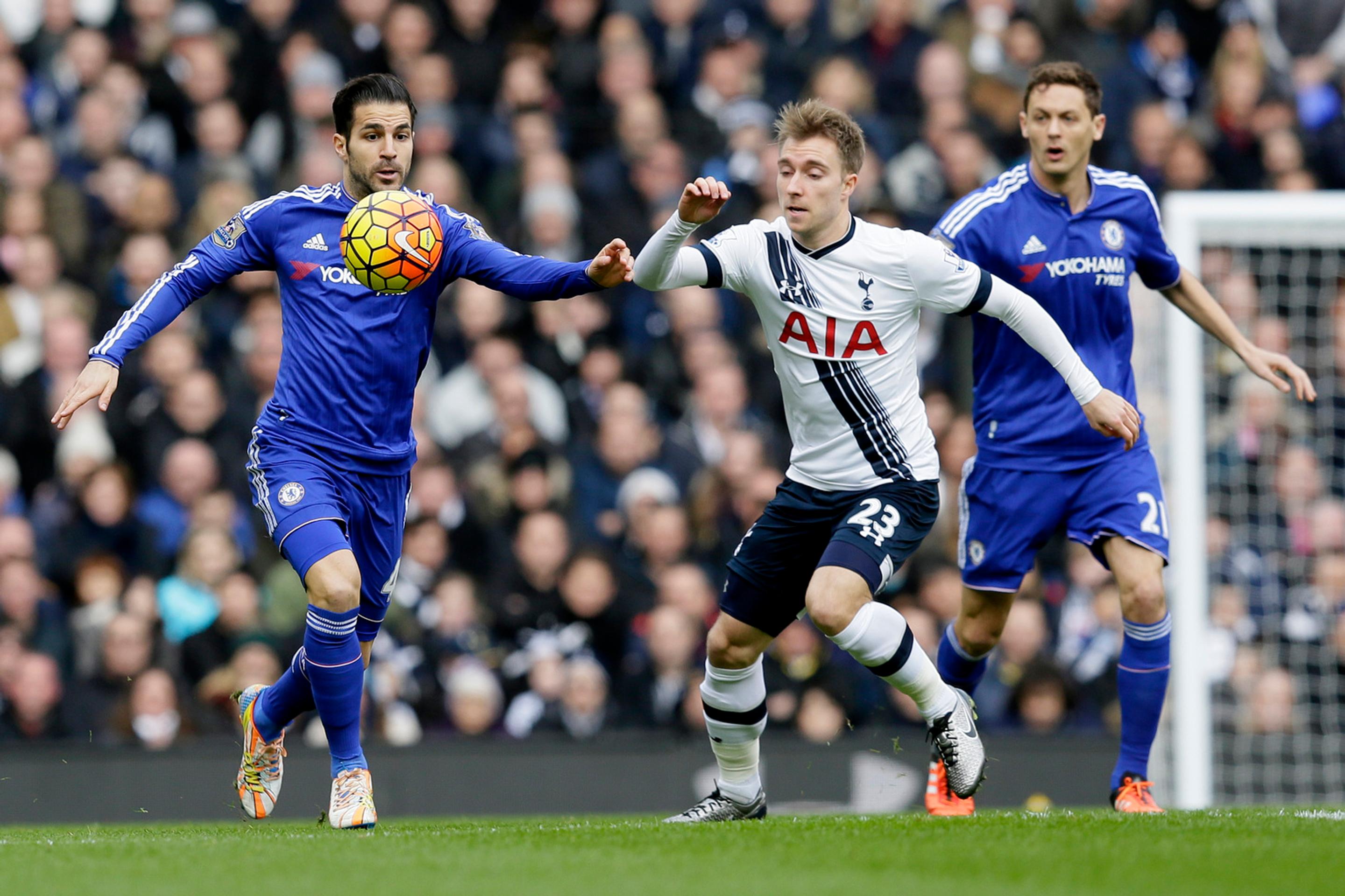Christian Eriksen (v strede) a Cesc Fabregas (vľavo) v súboji o loptu.