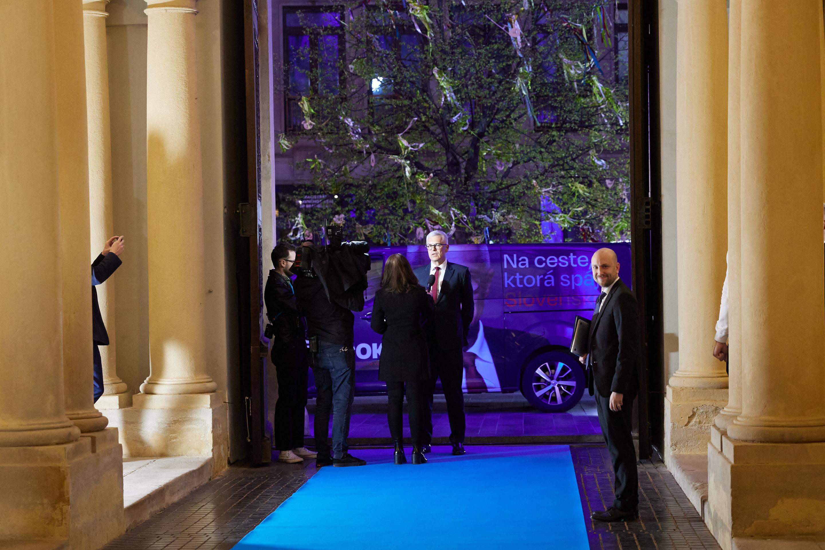 Ivan Korčok prichádza do Primaciálneho paláca.