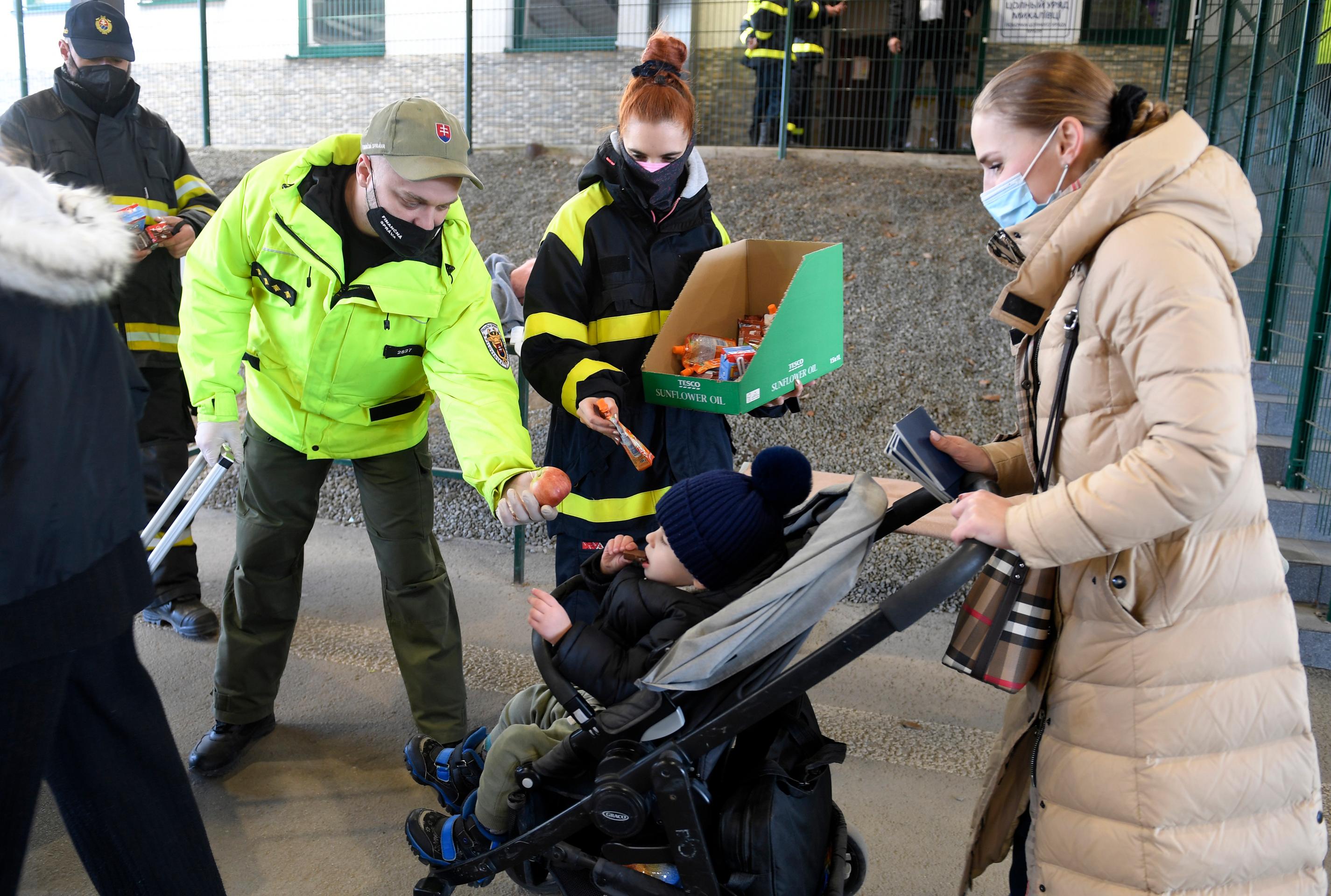 Utečenci z Ukrajiny na hraničnom priechode Ubľa-Malyj Bereznyj.
