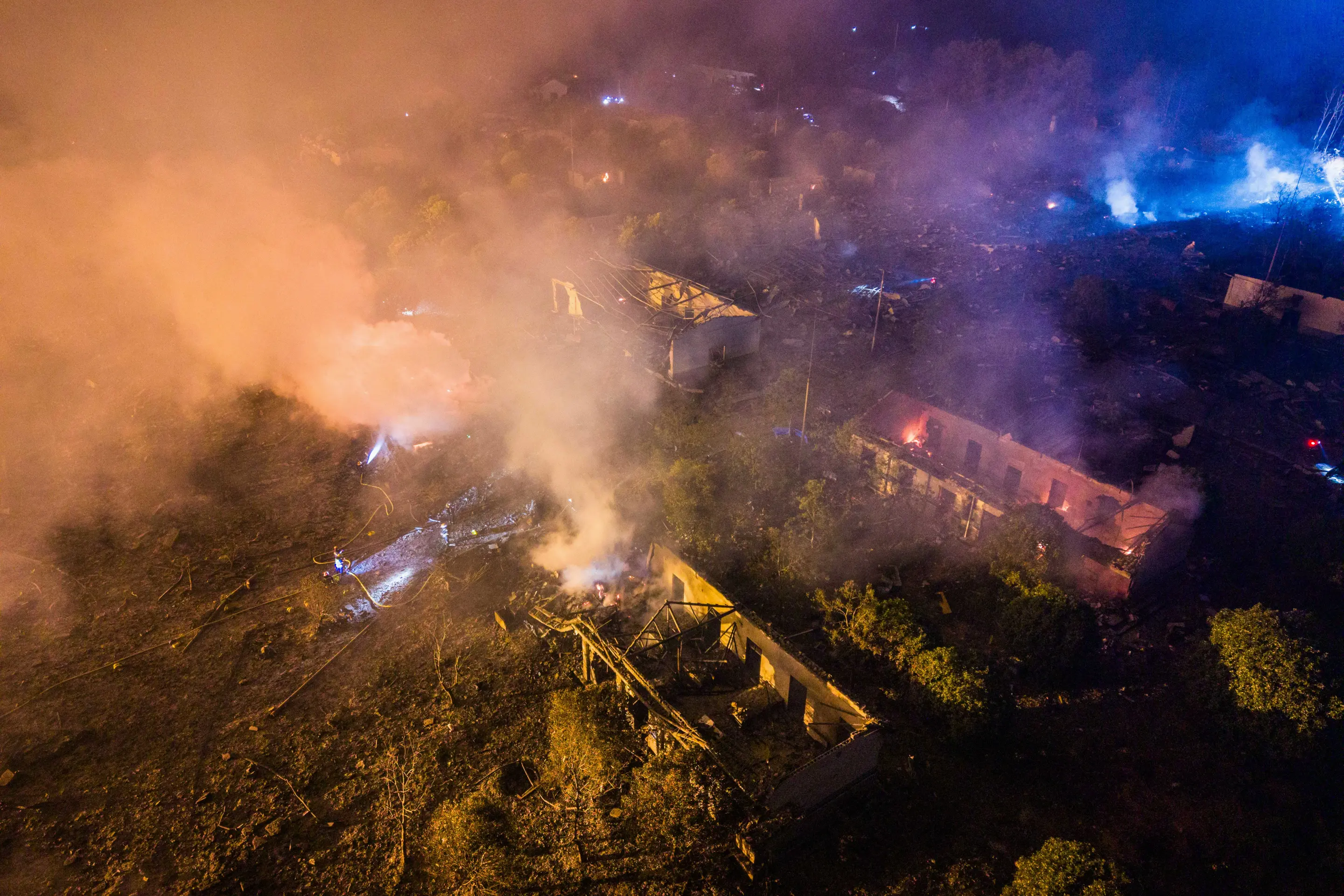 Na dronovej snímke záchranári zasahujú na mieste po výbuchu v továrni na ohňostroje v meste Čchang-ša.