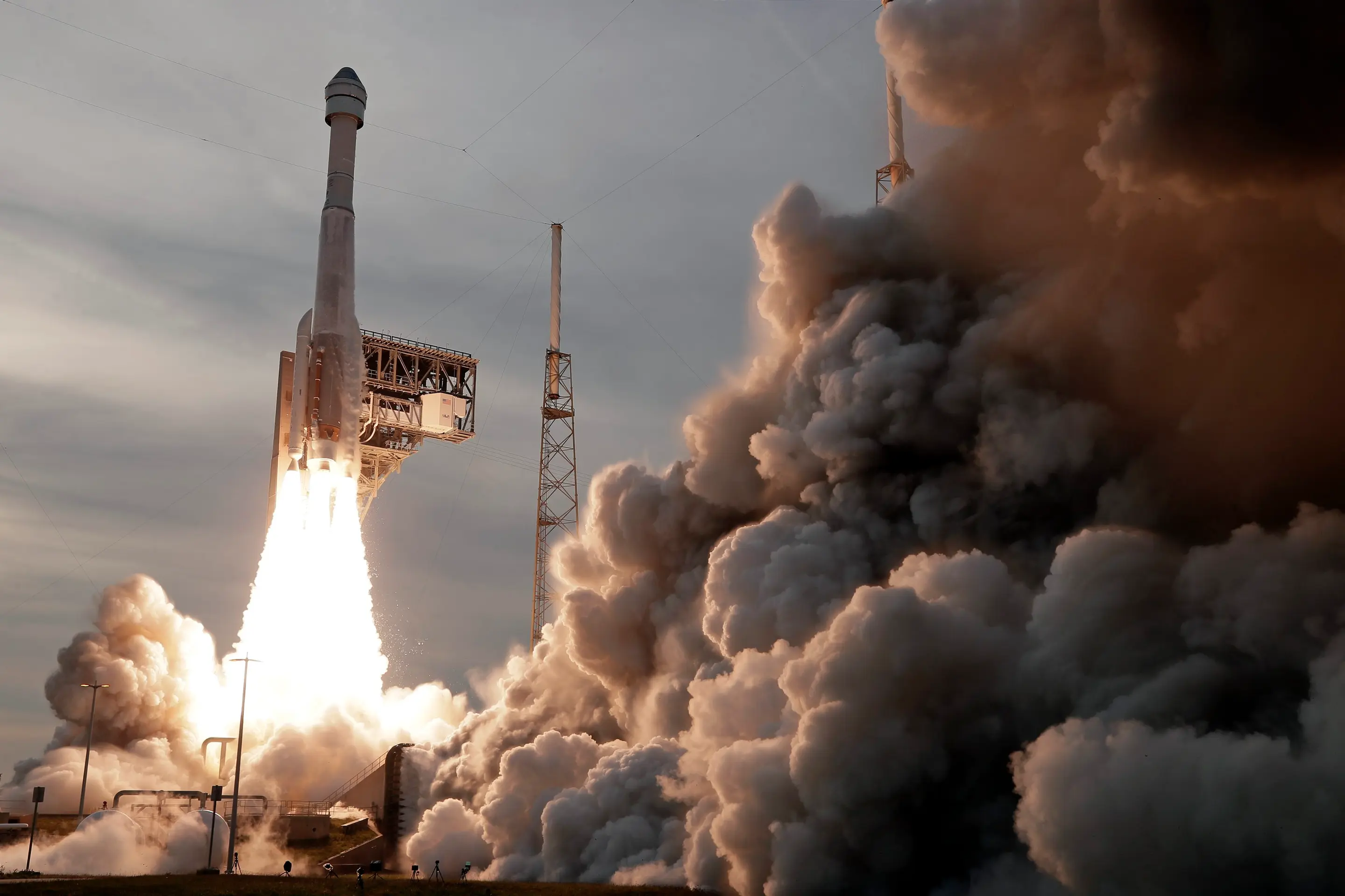 Štart rakety Raketa Atlas V spoločnosti United Launch Alliance z mysu Canaveral na Floride.