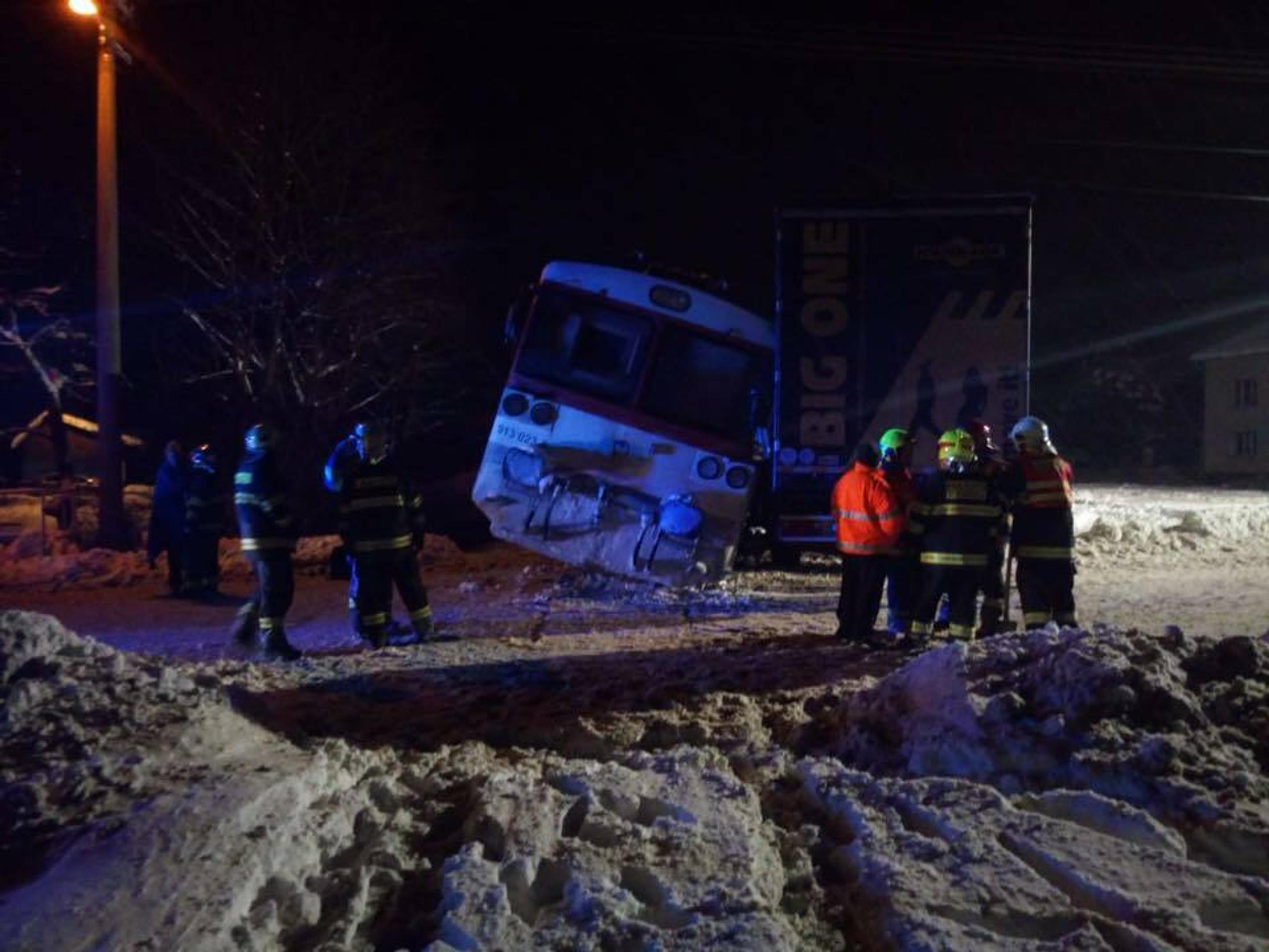 Zrážka vlaku a kamiónu v obci Podvysoká.