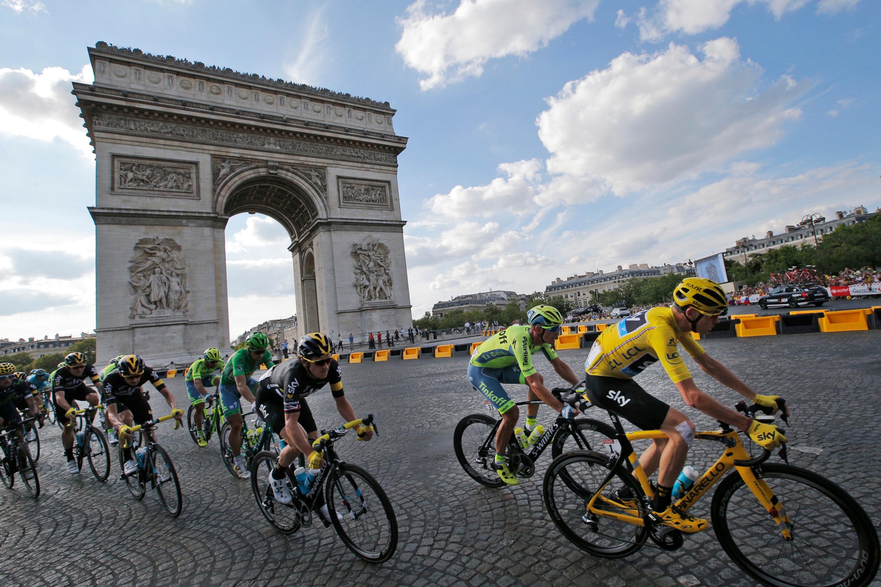 Chris Froome, Peter Sagan a spol. prechádzajú okolo Víťazného oblúka v poslednej etape Tour de France v Paríži.