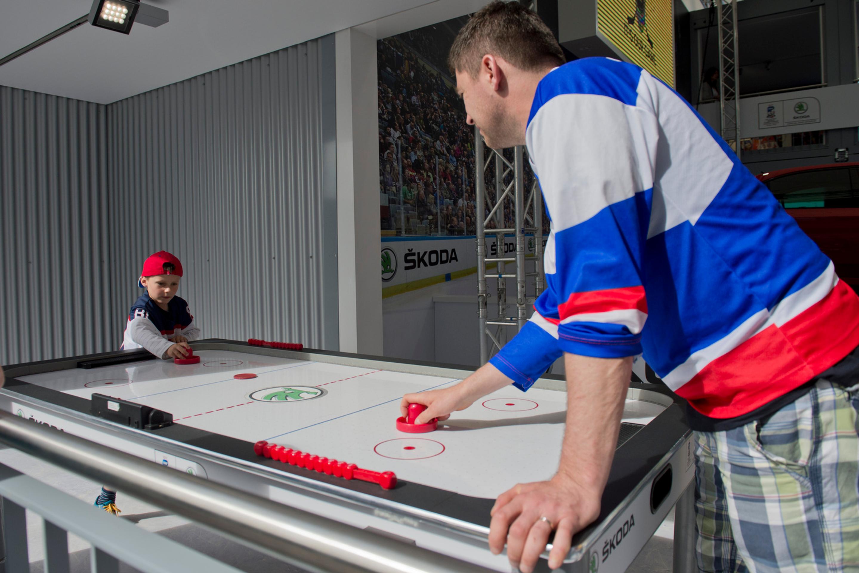 Na snímke slovenskí fanúšikovia pred zápasom  Švédsko - Slovensko.