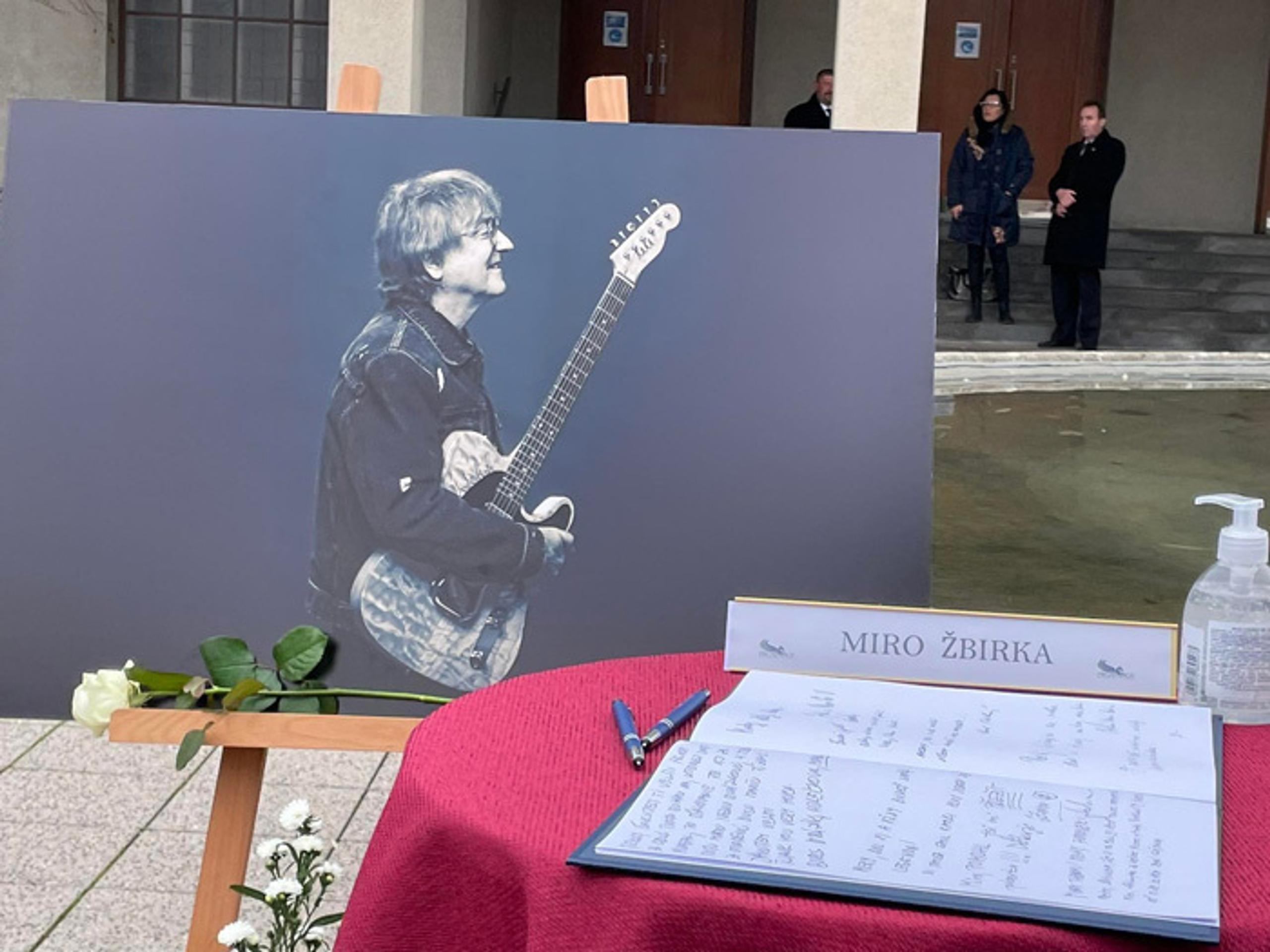 Kondolenčná kniha na rozlúčke s Meky Žbirkom.