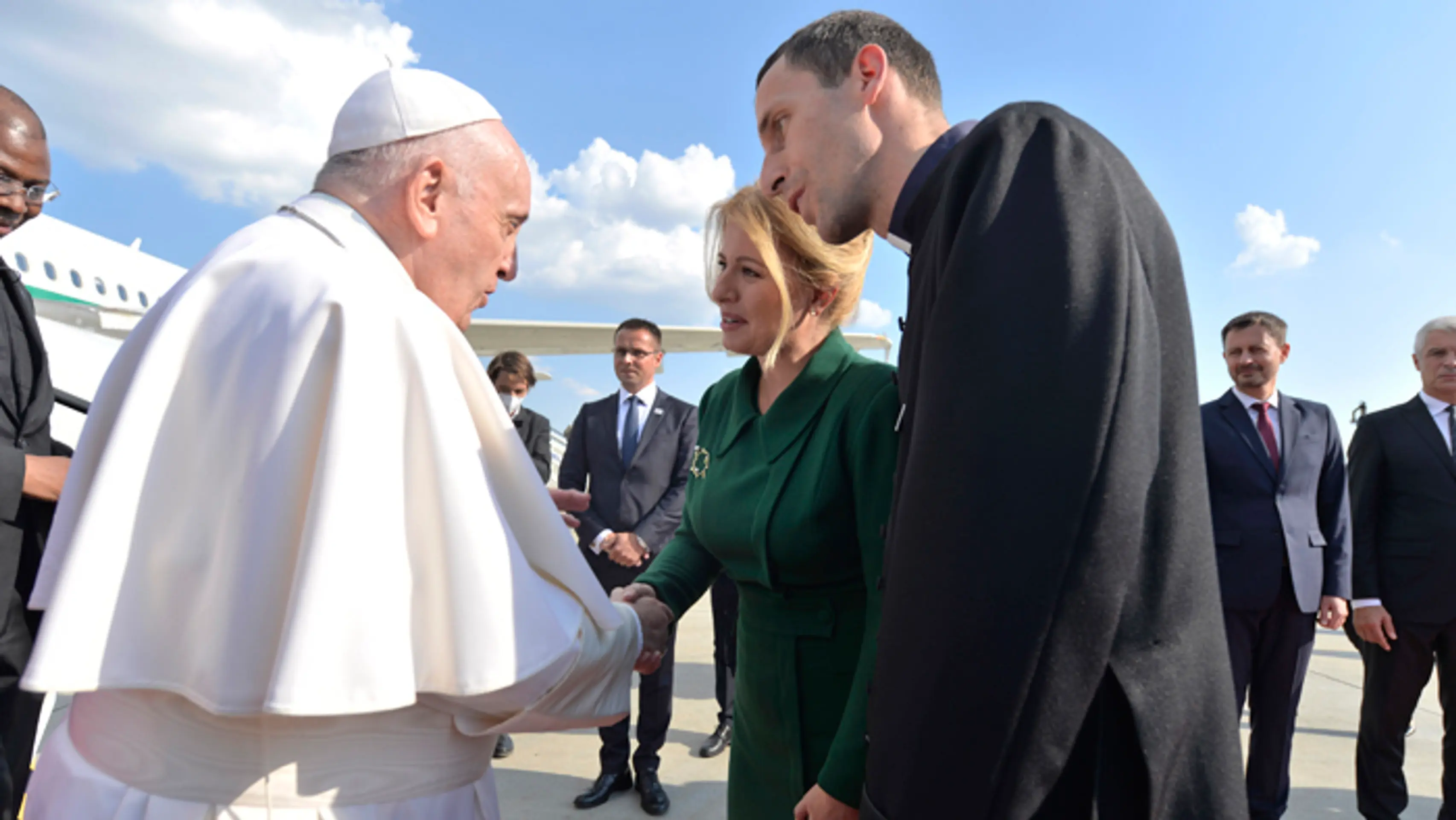 Prezidentka Zuzana Čaputová víta pápeža Františka na bratislavskom letisku.