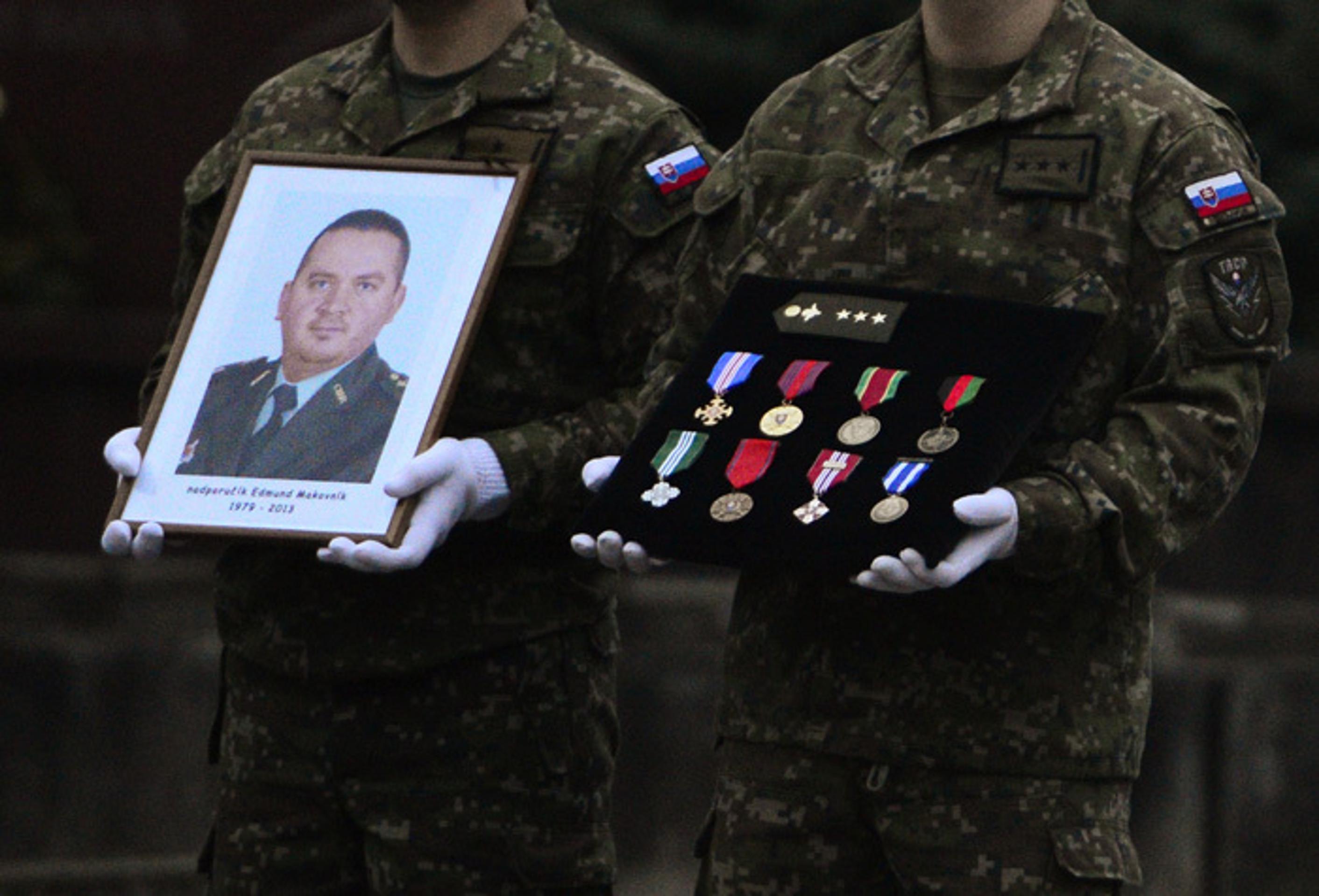 Posledná rozlúčka s kapitánom (nadporučík povýšený in memoriam) Edmundom Makovníkom