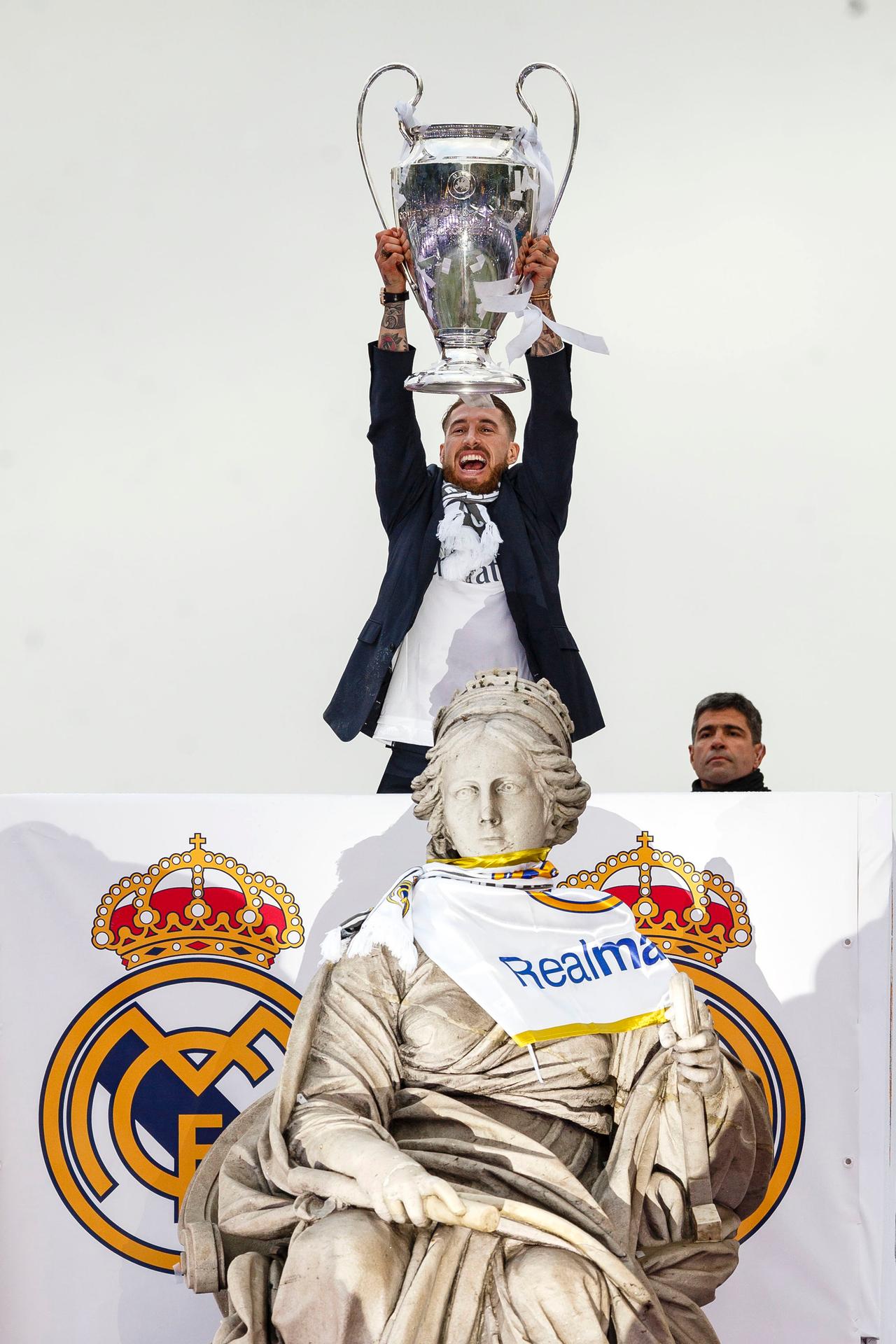 Kapitán Realu Madrid Sergio Ramos s trofejou pre víťaza Ligy majstrov na madridskom námestí Cibeles.