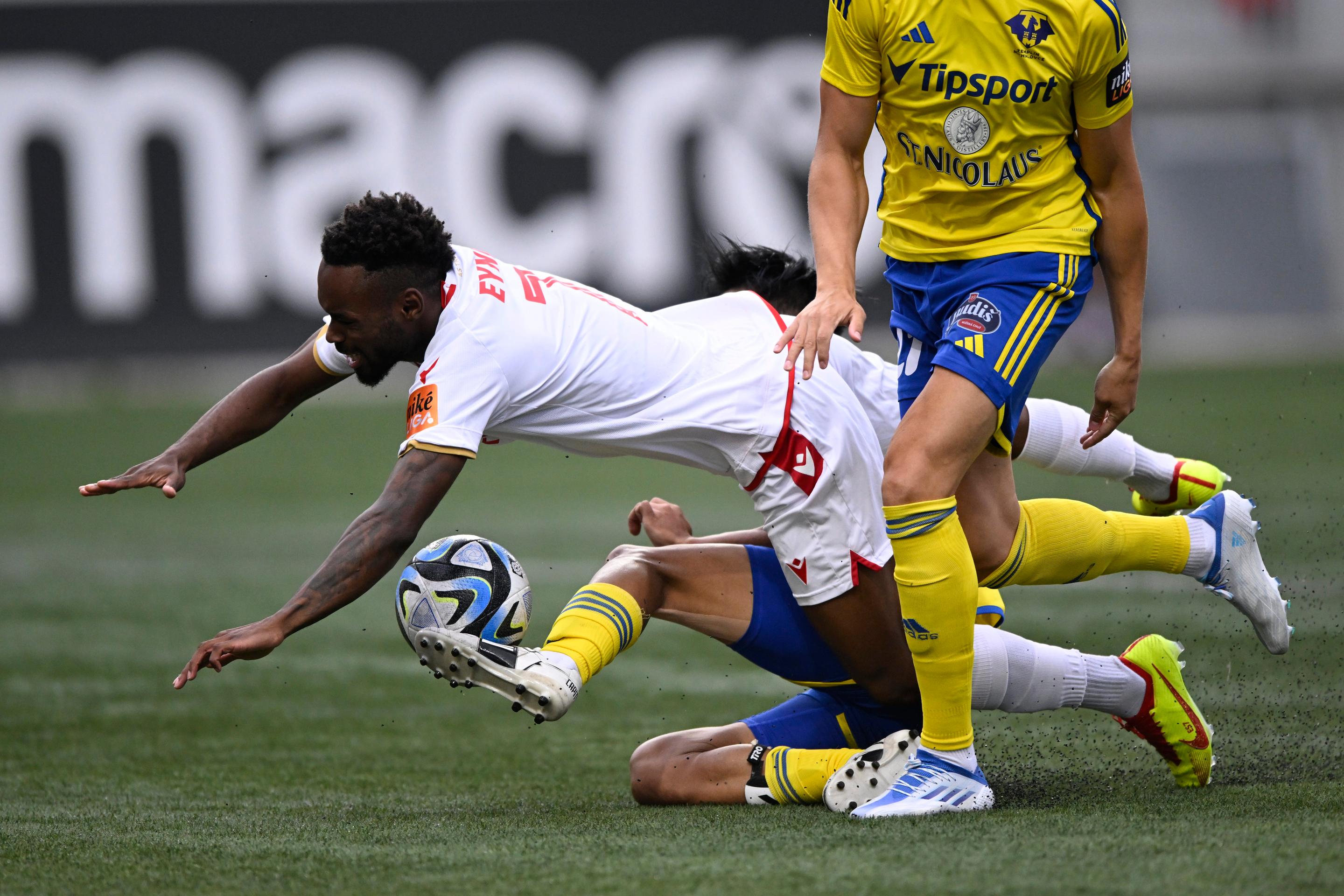 Zľava Eynel Soares (AS Trenčín), Yushi Shimamura (Michalovce) a Daniel Magda (Michalovce) v zápase 2. kola Niké ligy.