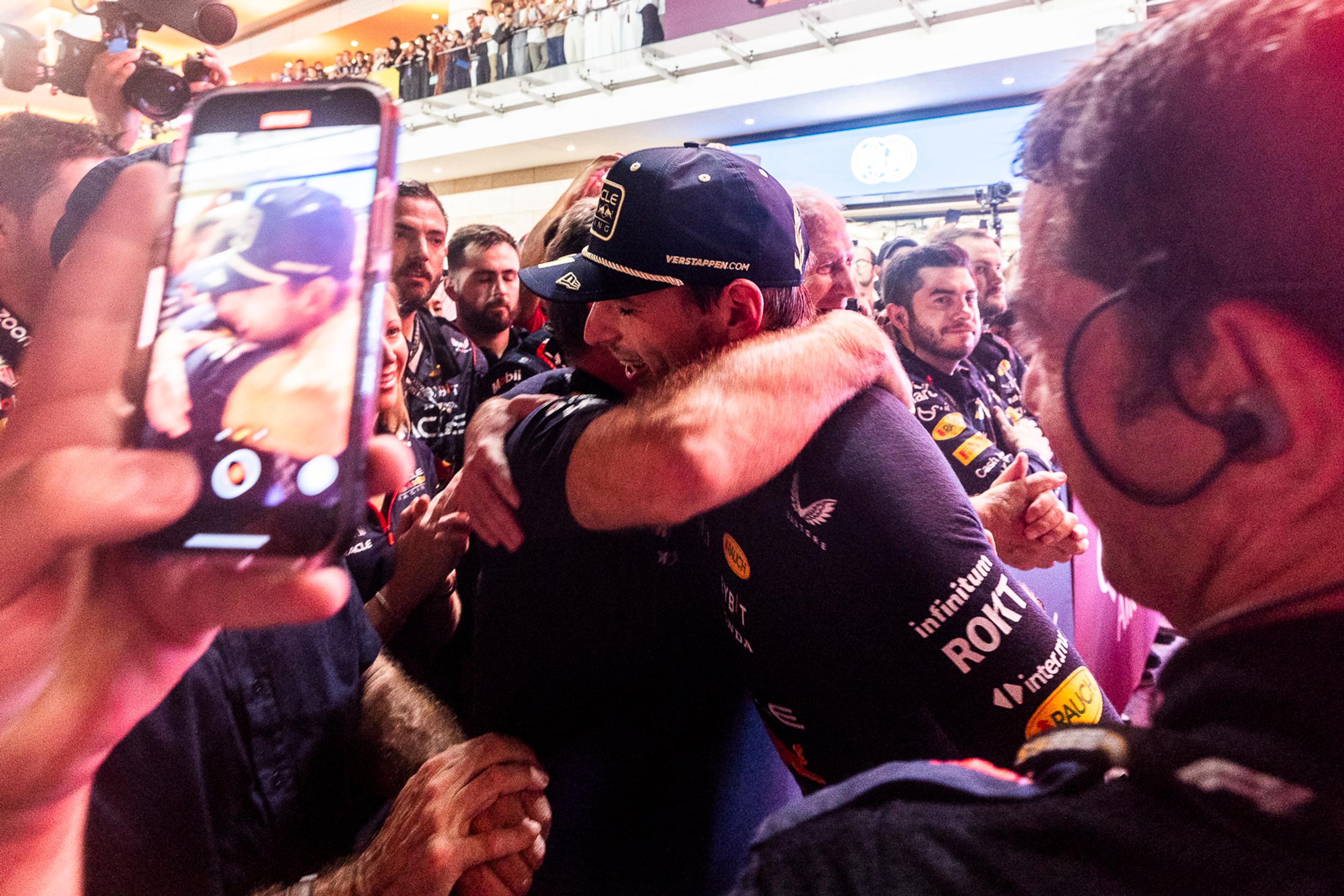 Max Verstappen dostával gratulácie zo všetkých strán.