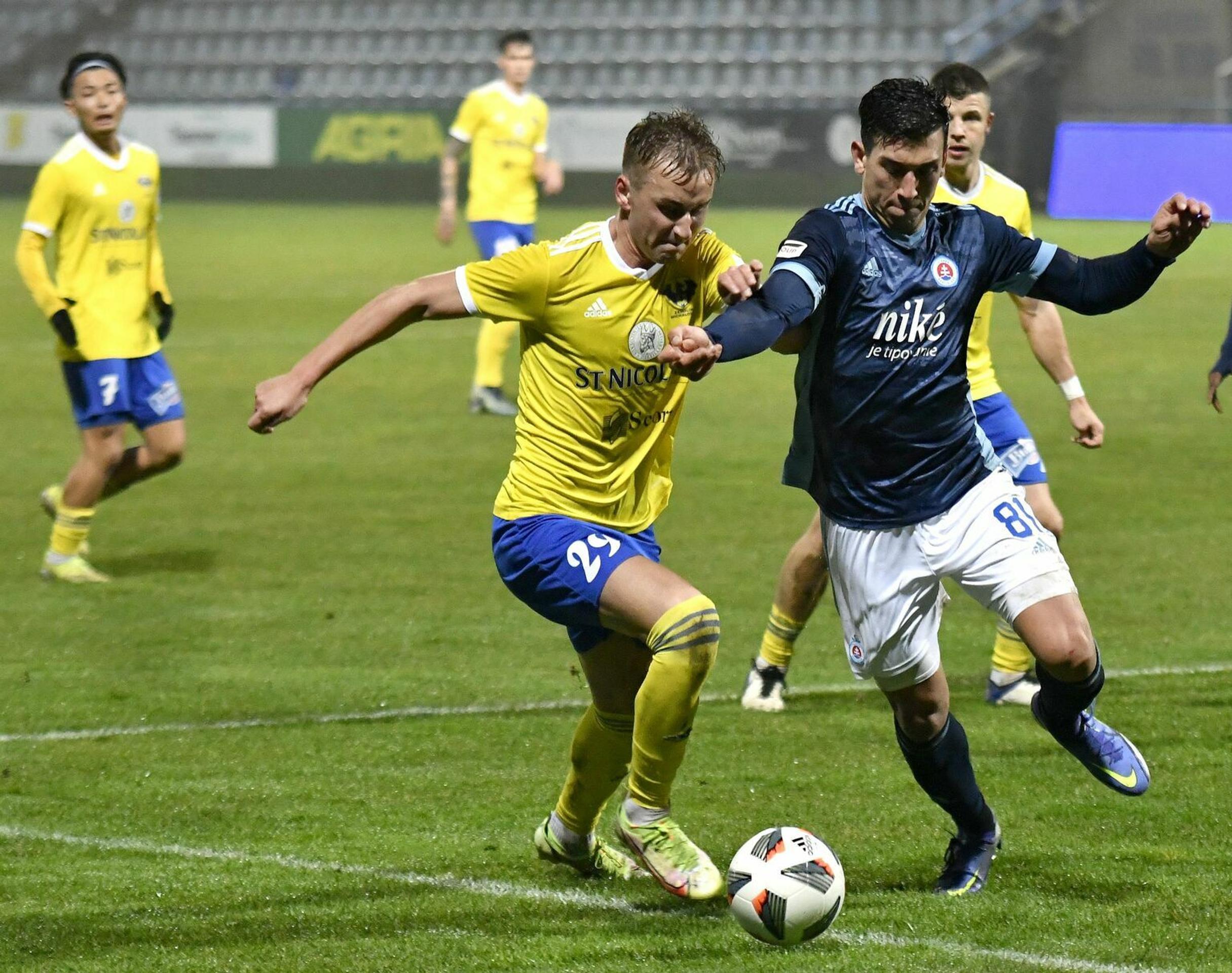 Zľava Matej Trusa z Michaloviec a Vernon De Marco zo Slovana v zápase 15. kola Fortuna ligy.