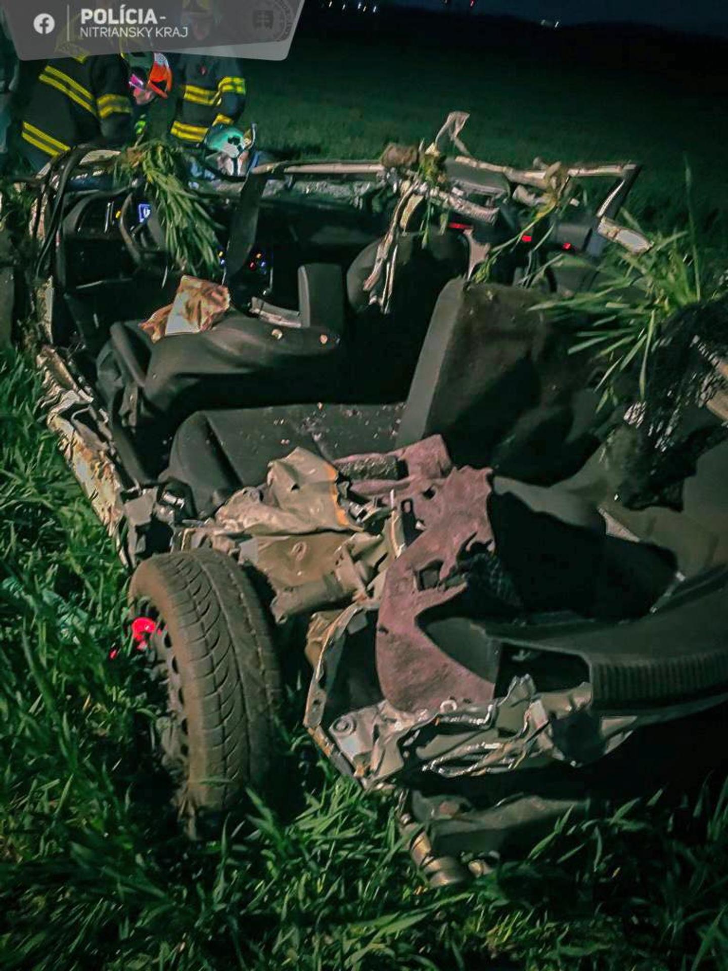 Auto sa prevrátilo na strechu